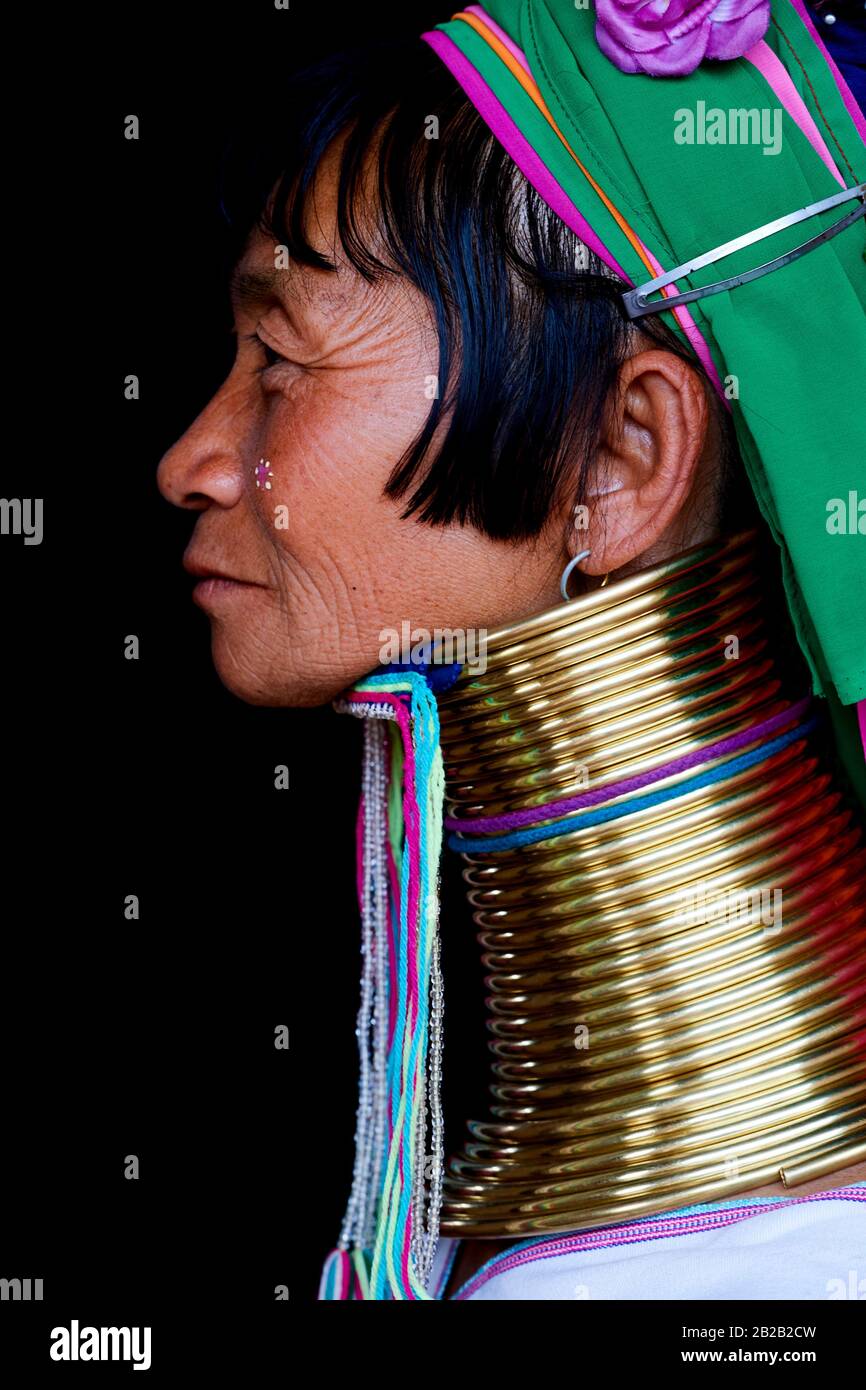 Kopfporträt einer Kayan Lahwi-Frau mit Halsspulen aus Messing und traditioneller Kleidung. Der Langhalskayan (auf Birma auch Padaung genannt) ist ein Stockfoto