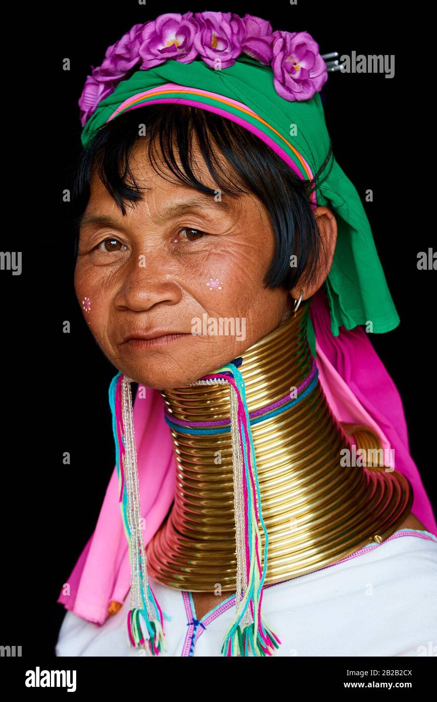 Kopfporträt einer Kayan Lahwi-Frau mit Halsspulen aus Messing und traditioneller Kleidung. Der Langhalskayan (auf Birma auch Padaung genannt) ist ein Stockfoto
