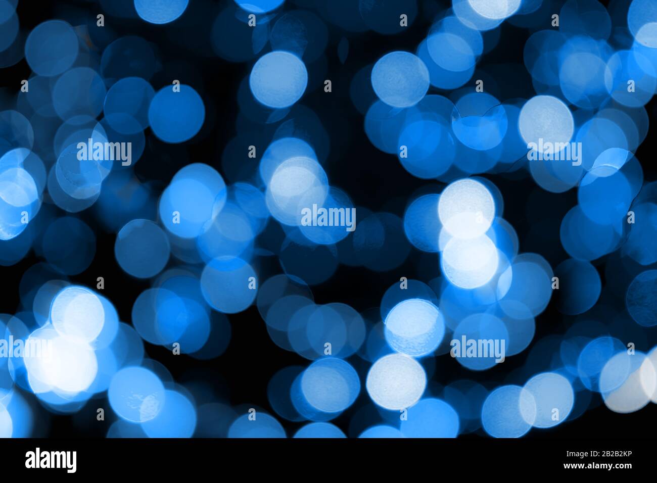 Verschwommene blaue Lichter mit Farbanpassung für Pantone 19-4052 Classic Blue, Farbe des Jahres 2020. Pantone Farbe des Jahres 2020. Zusammenfassung. Stockfoto