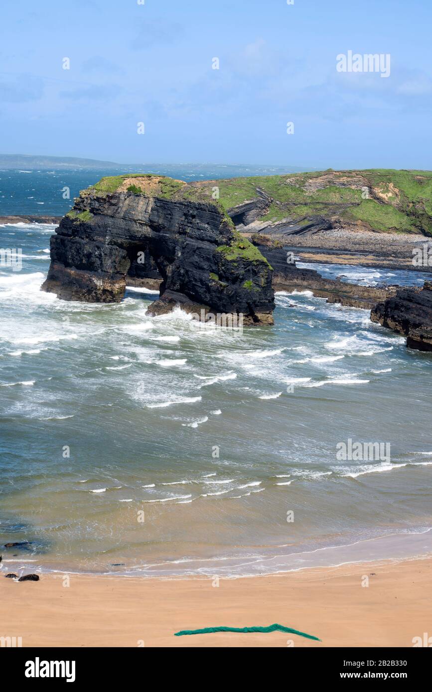 Netto am Strand der Nonnen am unberührten Felsen auf dem wilden atlantischen Weg in der Grafschaft kerry ireland Stockfoto