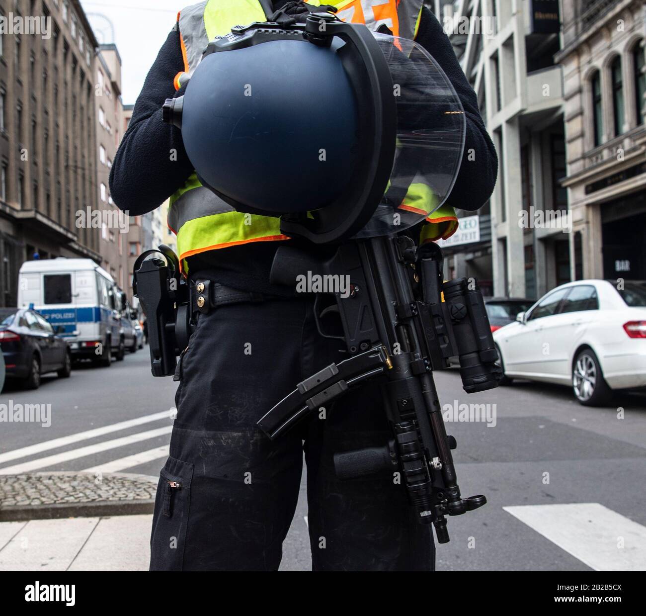 Berlin, Deutschland. Dez 2019. Ein Polizeibeamter steht mit einer Maschinenpistole an einem Einsatzort. Credit: Paul Zinken / dpa / Alamy Live News Stockfoto