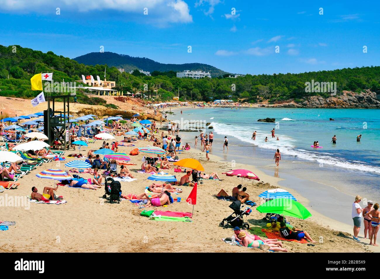 Santa EULALIA, SPANIEN - 14. JUNI: Sonnenbäder in Cala Nova Beach am 14. Juni 2015 in Santa Eulalia Del Rio, Ibiza, Balearen, Spanien. Ibiza ist ein w Stockfoto