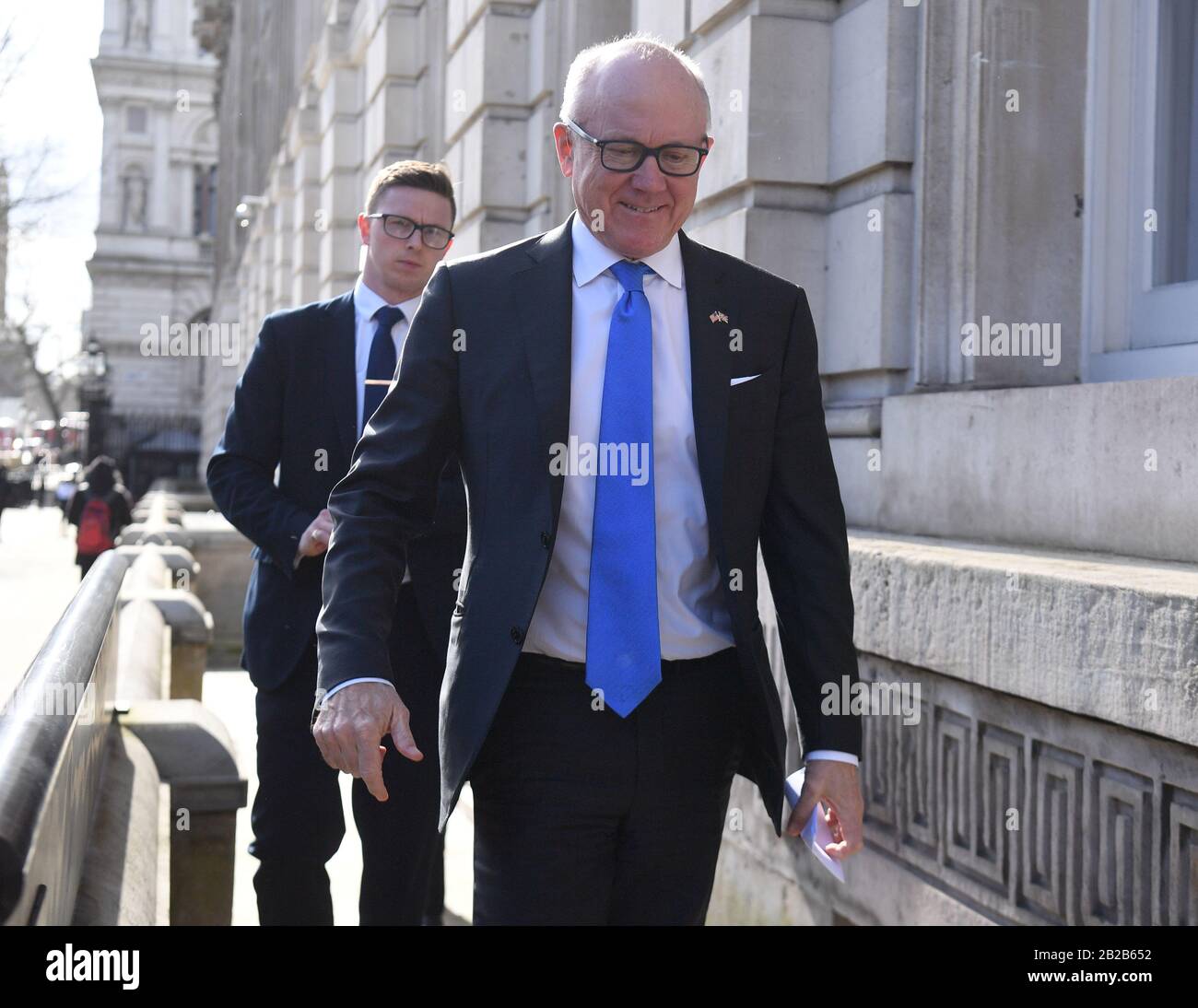 Der Botschafter der Vereinigten Staaten im Vereinigten Königreich Woody Johnson kommt beim Kabinettsbüro in London an, um ein Treffen des Notfallkomitees der Regierung Cobra zur Diskussion von Coronavirus zu vereinbaren. Stockfoto