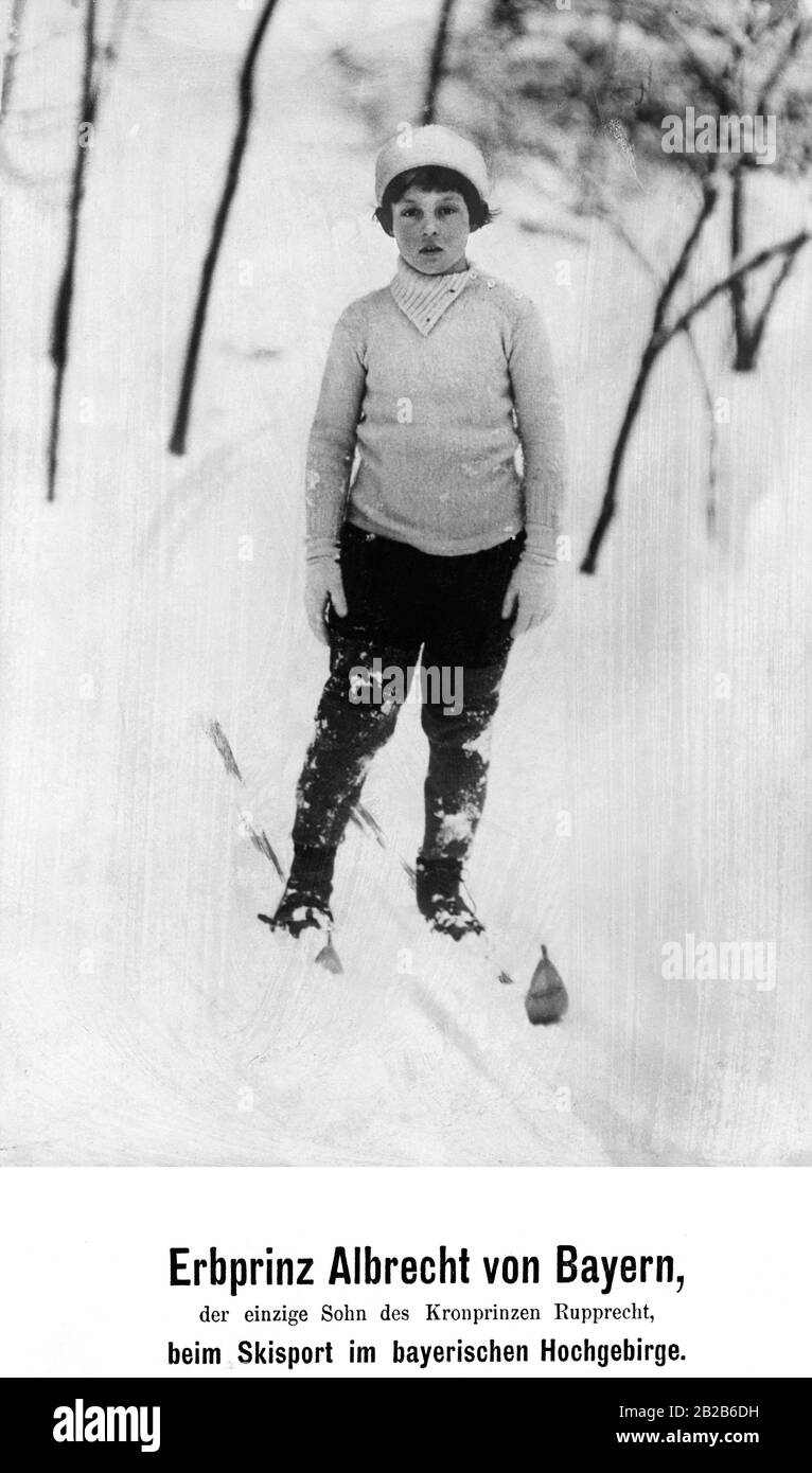 Der Erbprinz Albrecht von Bayern Skifahren in den bayerischen Alpen. Er steht mit seinen Skiern im Tiefschnee. Prinz Albrecht von Bayern ist der Sohn des bayerischen Kronprinzen Rupprecht aus dem Wittelsbacher Adelsgeschlechts. Stockfoto