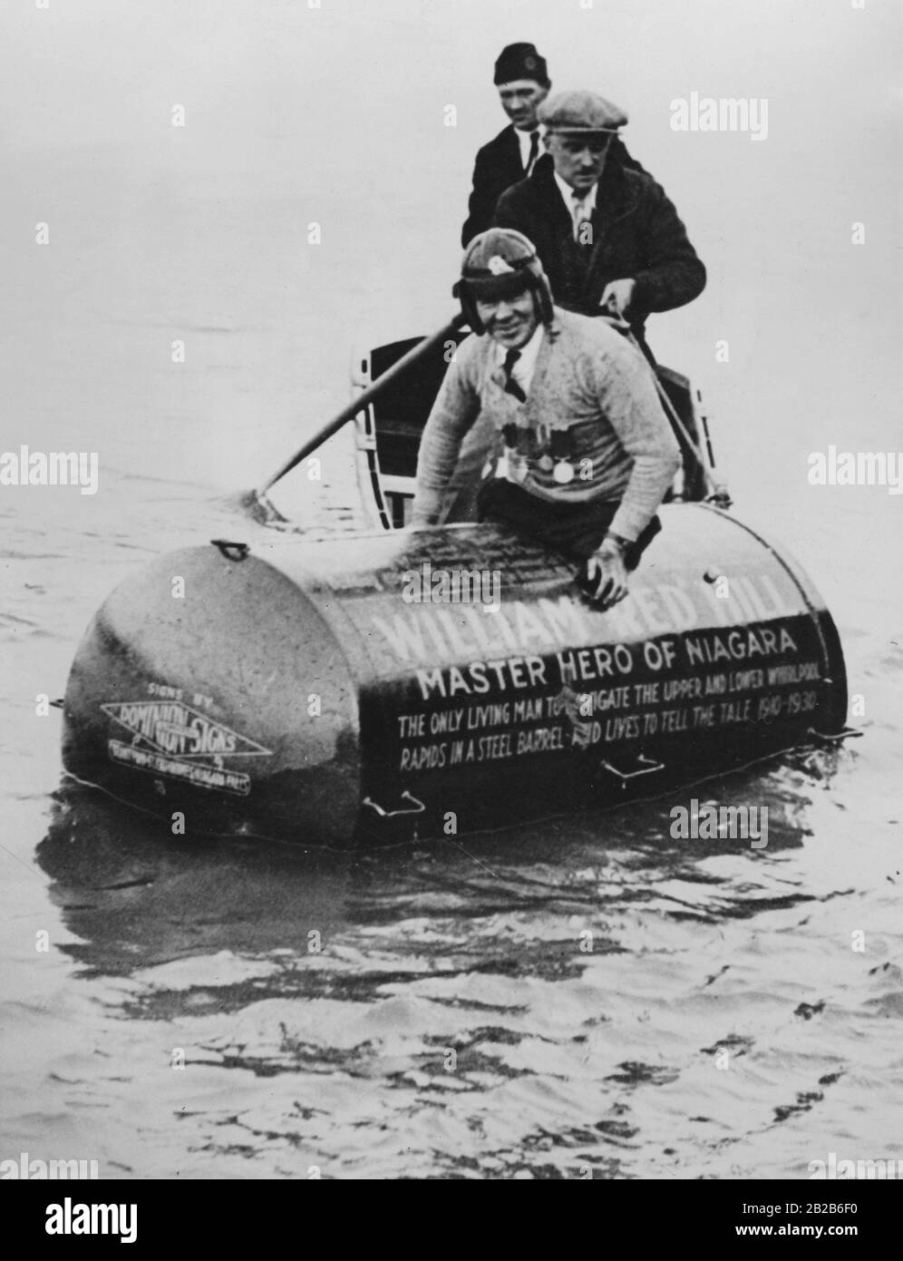 William 'Red' Hill steigt nach seiner Reise über die Niagarafälle aus seinem Stahlfass in der Nähe von Queenstown im Bundesstaat Ontario in Kanada. Stockfoto