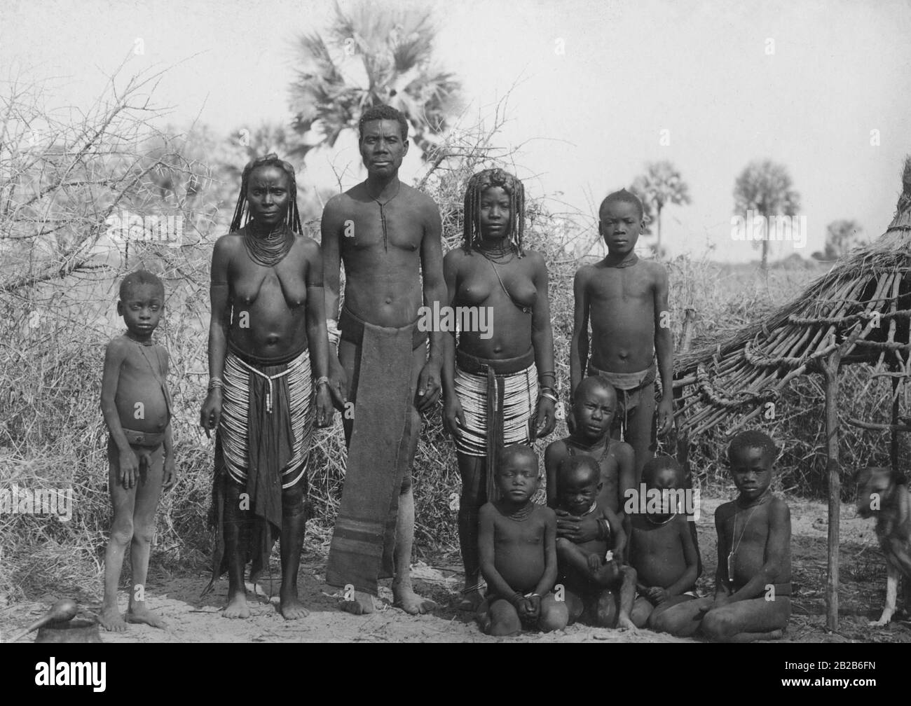 Familie in einem Dorf in der deutschen Kolonie Südwestafrika. Stockfoto