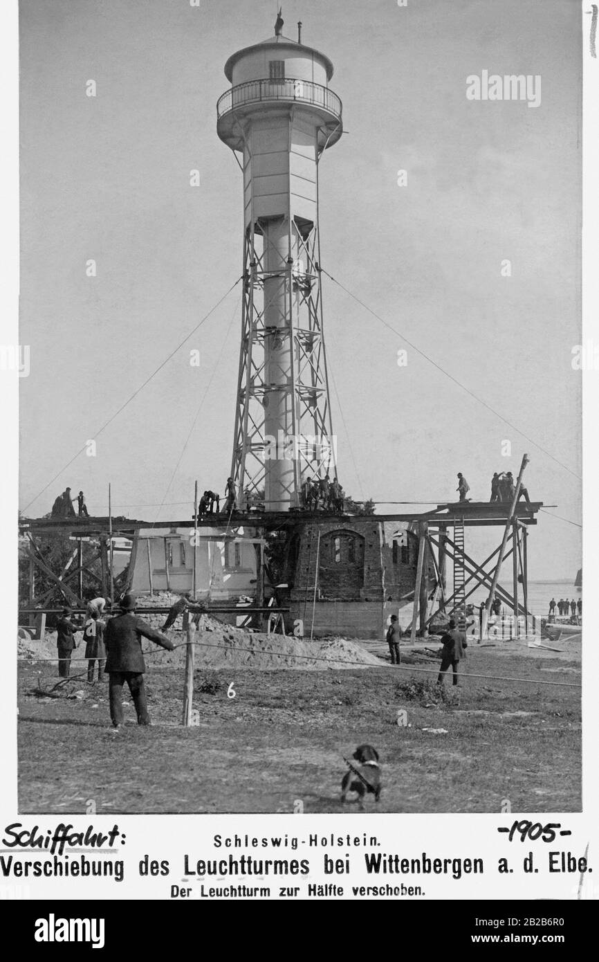 Das Bild entstand bei der Verlegung des Leuchtturms Wittenbergen bei Wittenbergen an der Elbe. Wegen eines Kurswechsels der Unterelbe wurde die 30 Meter hohe und vier Tonnen schwere Frontleiche im September 1905 neun Meter nach Süden verlegt. Stockfoto
