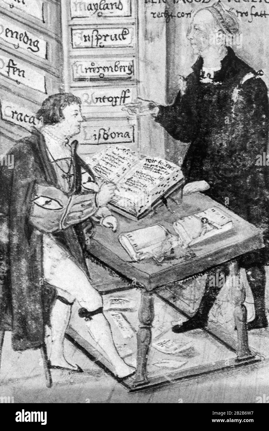 Jakob Fugger der Reiche (rechts) diktiert seinem Hauptbuchhalter (links) etwas, der es aufschreibt. Im Hintergrund stehen Schubladen, auf denen verschiedene Stadtnamen geschrieben sind. Stockfoto