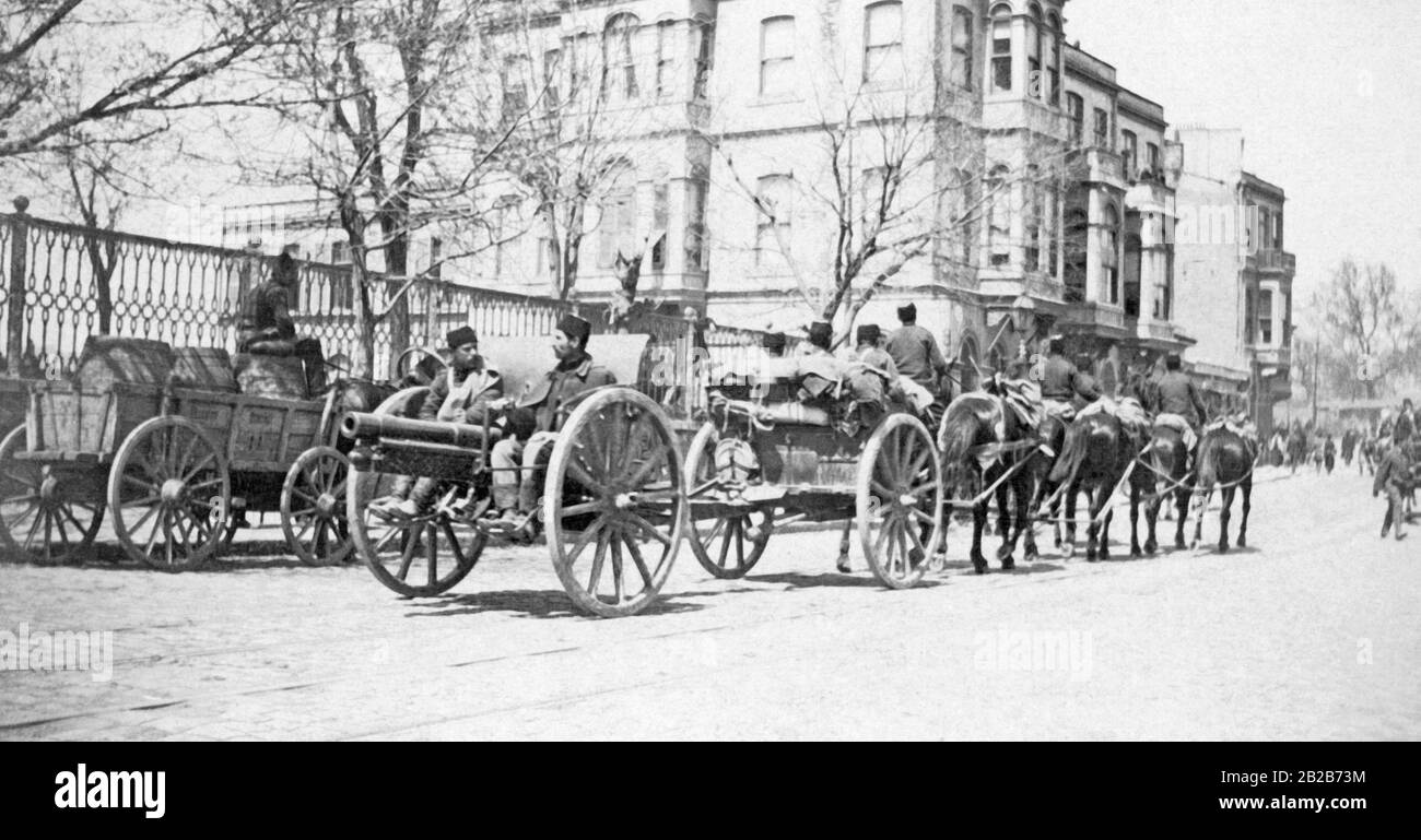 Die revolutionären Jungtürken fahren mit Kanonen in Richtung Taksim, um Konstantin zu erobern. Stockfoto