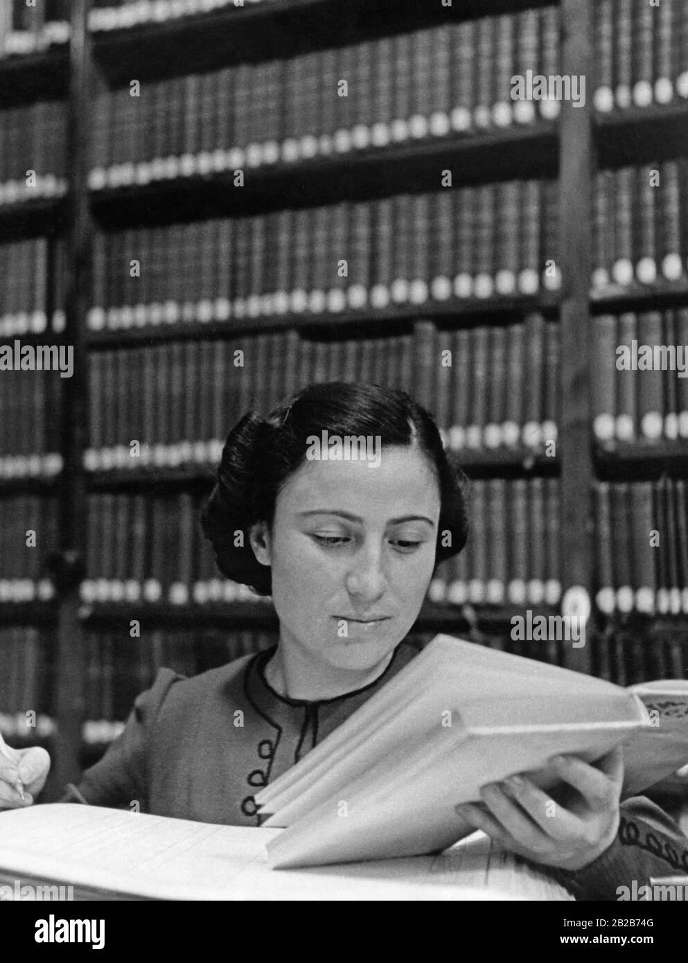 Eine enthüllte Türkin arbeitet als Bibliothekarin in einer türkischen öffentlichen Bibliothek. Atatuerks Reformpolitik umfasste die Öffnung aller Bereiche des intellektuellen Lebens für Frauen. Das Foto ist undatiert. Stockfoto