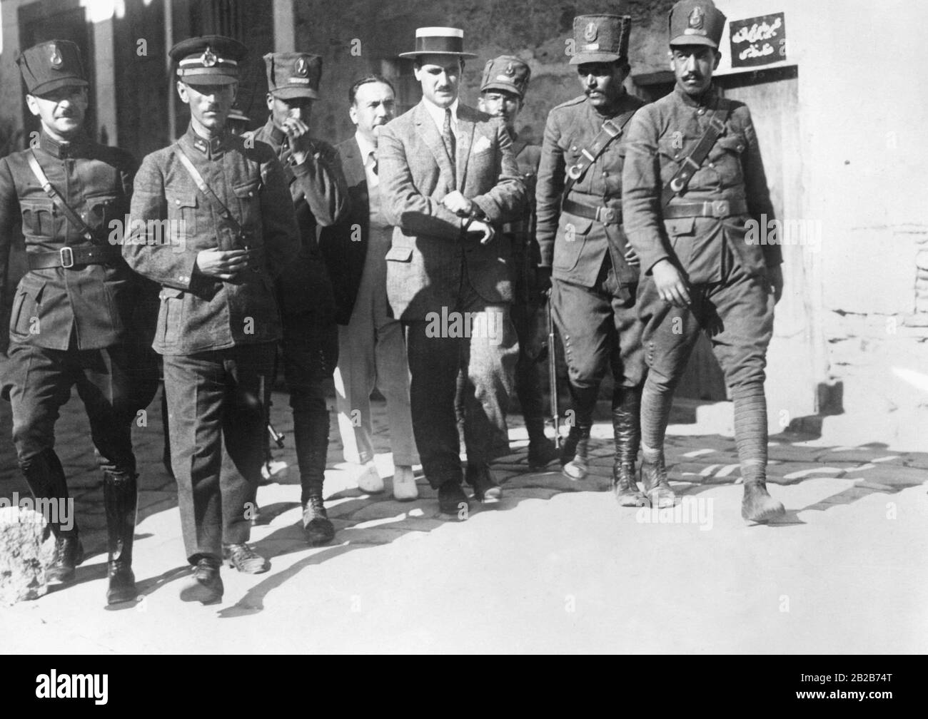 Dreizehn türkische Verschwörer, darunter zahlreiche Generäle und der türkische Bildungsminister, haben eine Verschwörung zur Ermordung von Mustafa Kemal Atatuerk geplant. Sie wurde früh aufgedeckt und fast alle Angeklagten zum Tode verurteilt. Das Bild zeigt den bekannten Marineoffizier Sia Hurschid, der aus dem Gefängnis in Izmir vor Gericht gebracht wird. Stockfoto