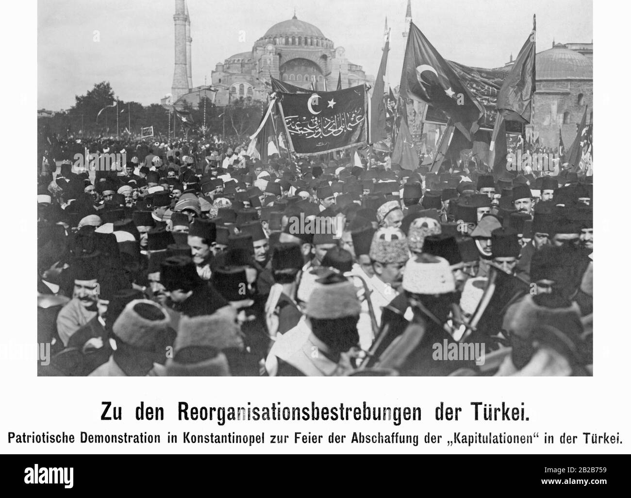 Patriotische Demonstration vor der Hagia Sophia zur Feier der Abschaffung der sogenannten "Kapitulationen", also der Privilegien von Ausländern im Osmanenreich. Stockfoto