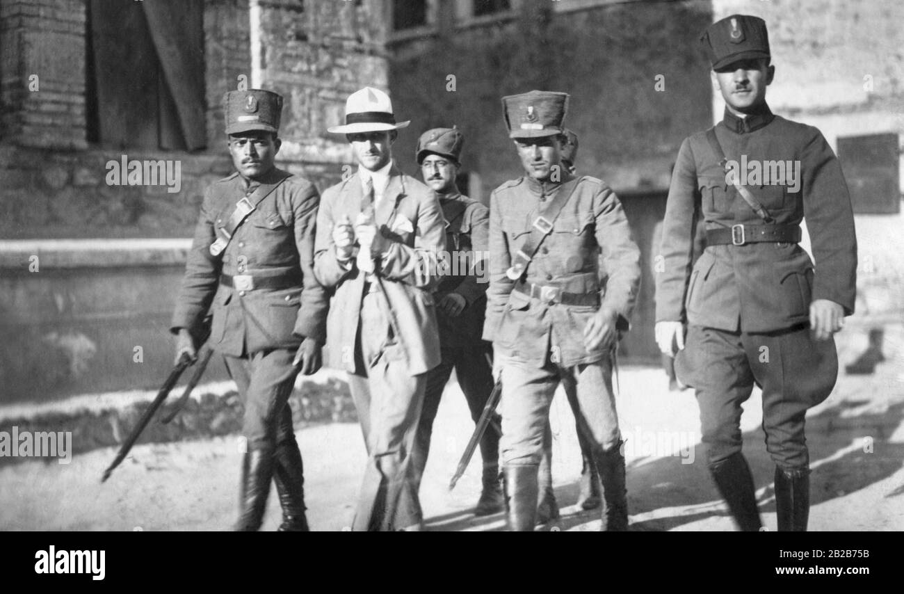 Einer der Anführer eines gescheiterten Attentats gegen Mustafa Kemal Atatuerk, Guerol Rehki Gussuf, wird von Polizeibeamten verhaftet. Stockfoto