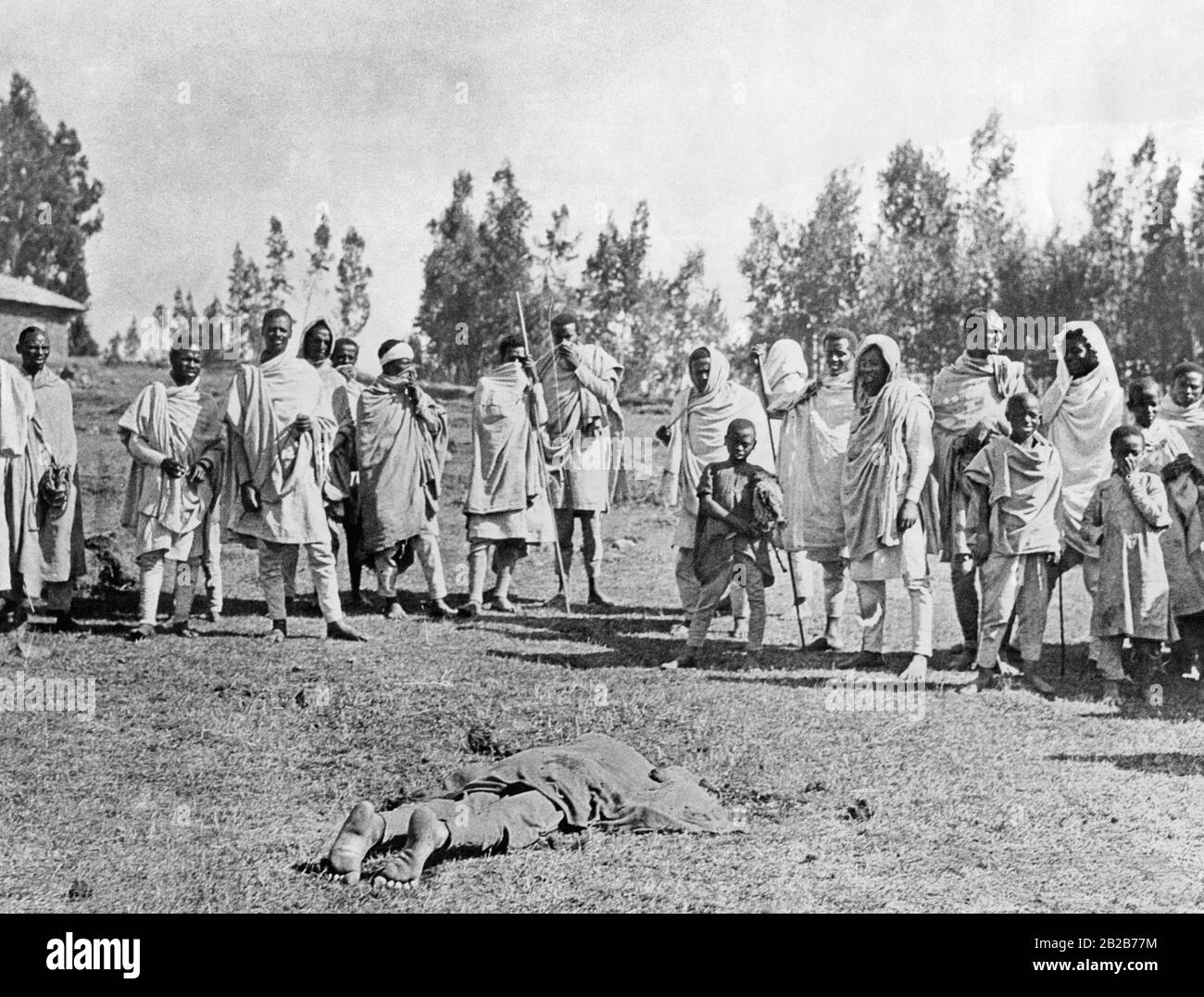 Ein Mörder wird öffentlich durch Erschießen in Abessinien hingerichtet. Stockfoto