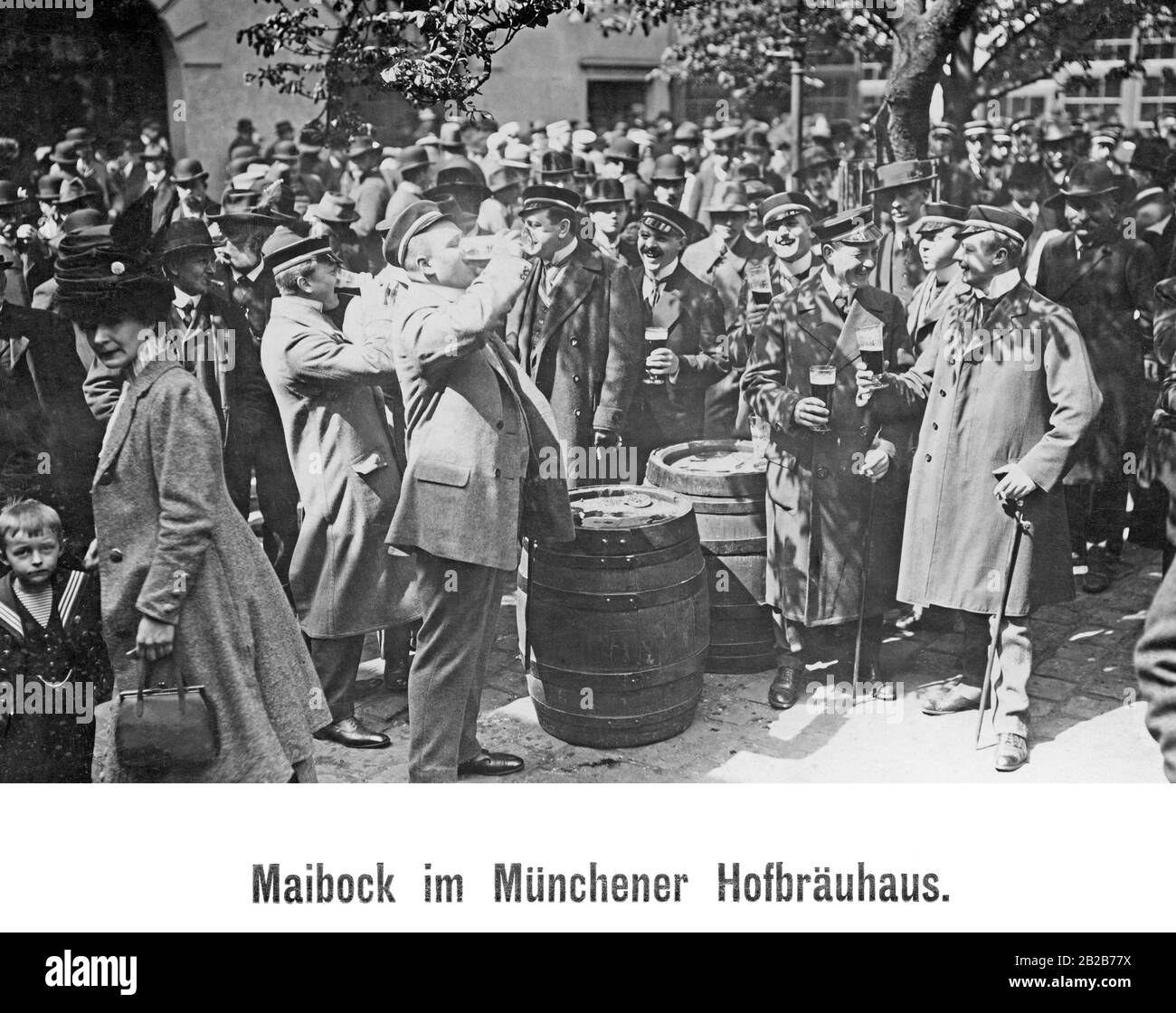 Männer trinken im Frühjahr Bier im und vor dem Münchner Hofbraeuhaus. Stockfoto