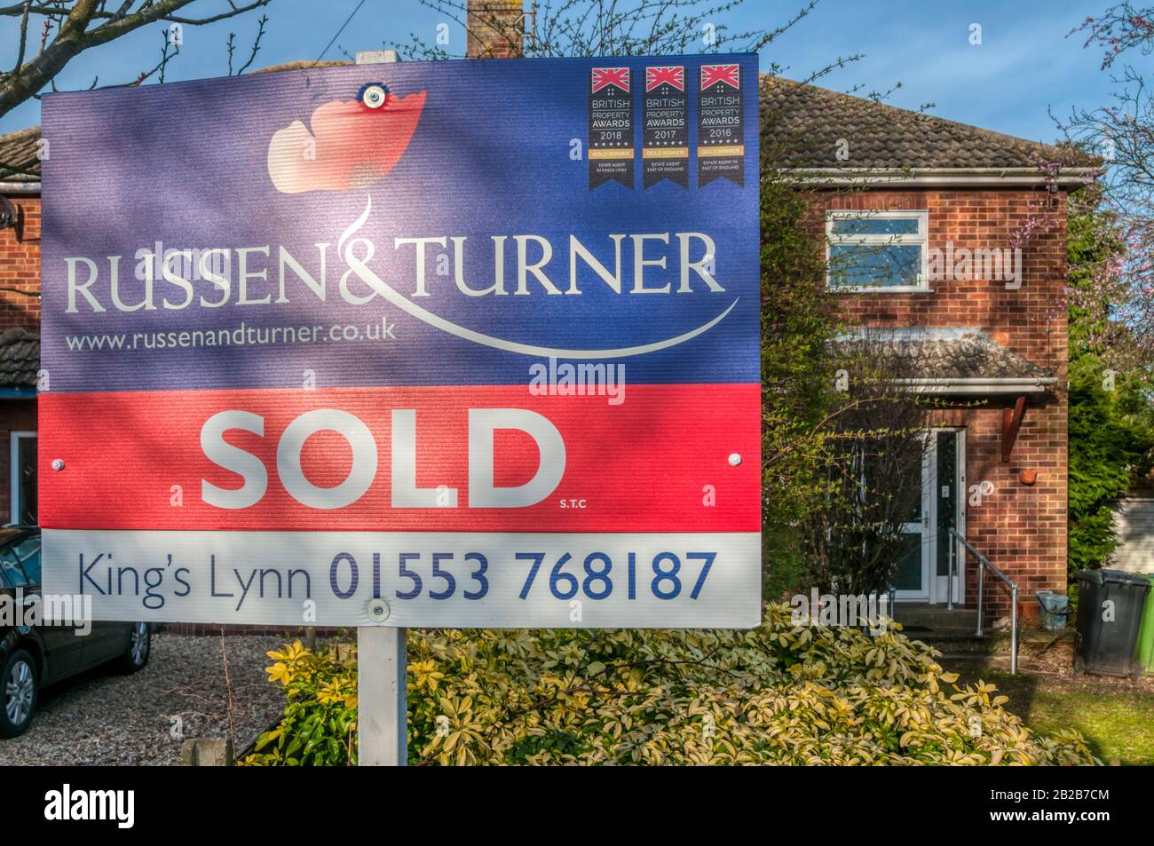 Immobilienmakler hat im März 2020 vor einem Haus ein Schild verkauft. Stockfoto