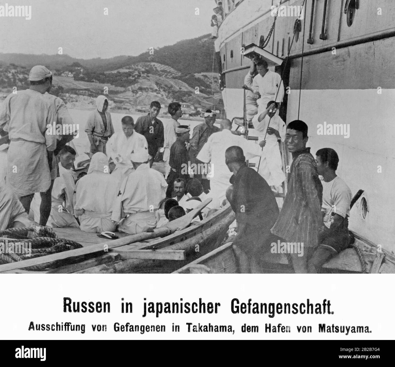 Russische Gefangene, die in einem Boot sitzen, werden von Matsuyama aus verschifft. Stockfoto