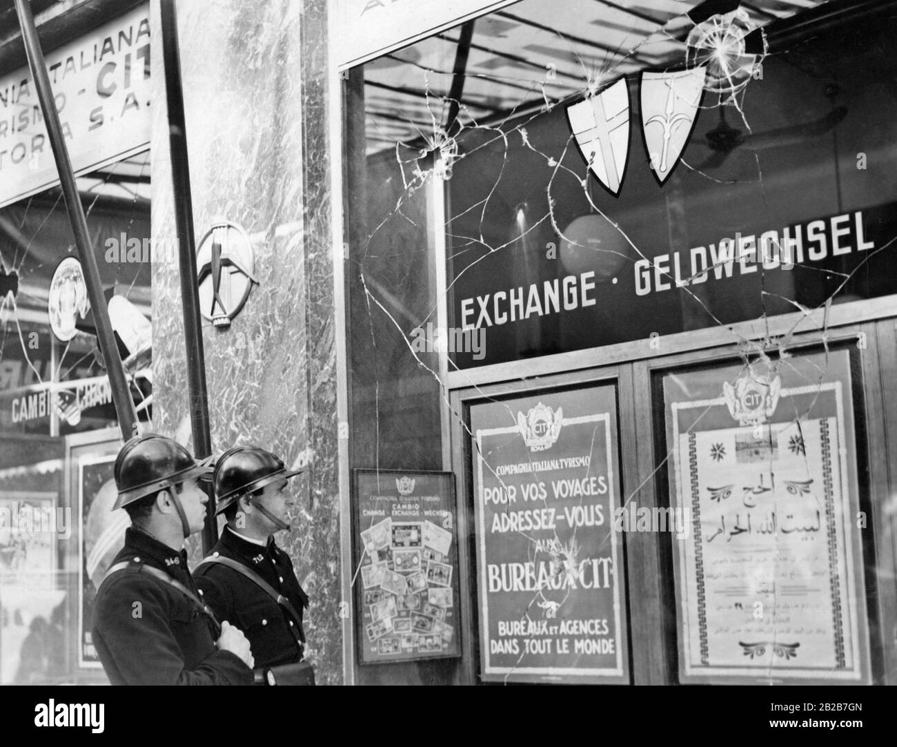 Italienische Einwohner im französisch regierten Tunesien gingen 1938 auf die Straße, um für die Übernahme des Gebietes durch Italien zu demonstrieren. Teile der französischen Bevölkerung protestierten dagegen und rissen unter anderem das Glasfenster eines italienischen Reisebüros ab, das auf dem Foto zu sehen ist. In der deutschen Presse wurde dieses Foto mit der Bildunterschrift "der judenmarxistische Terror versucht, die Lebensrechte der italienischen Volksgruppe zu zerstören" veröffentlicht. Stockfoto