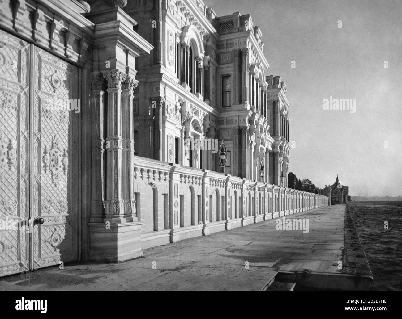 Außenansicht des Beylerbeyi-Palastes in Istanbul auf der asiatischen Seite des Bosporus. Stockfoto