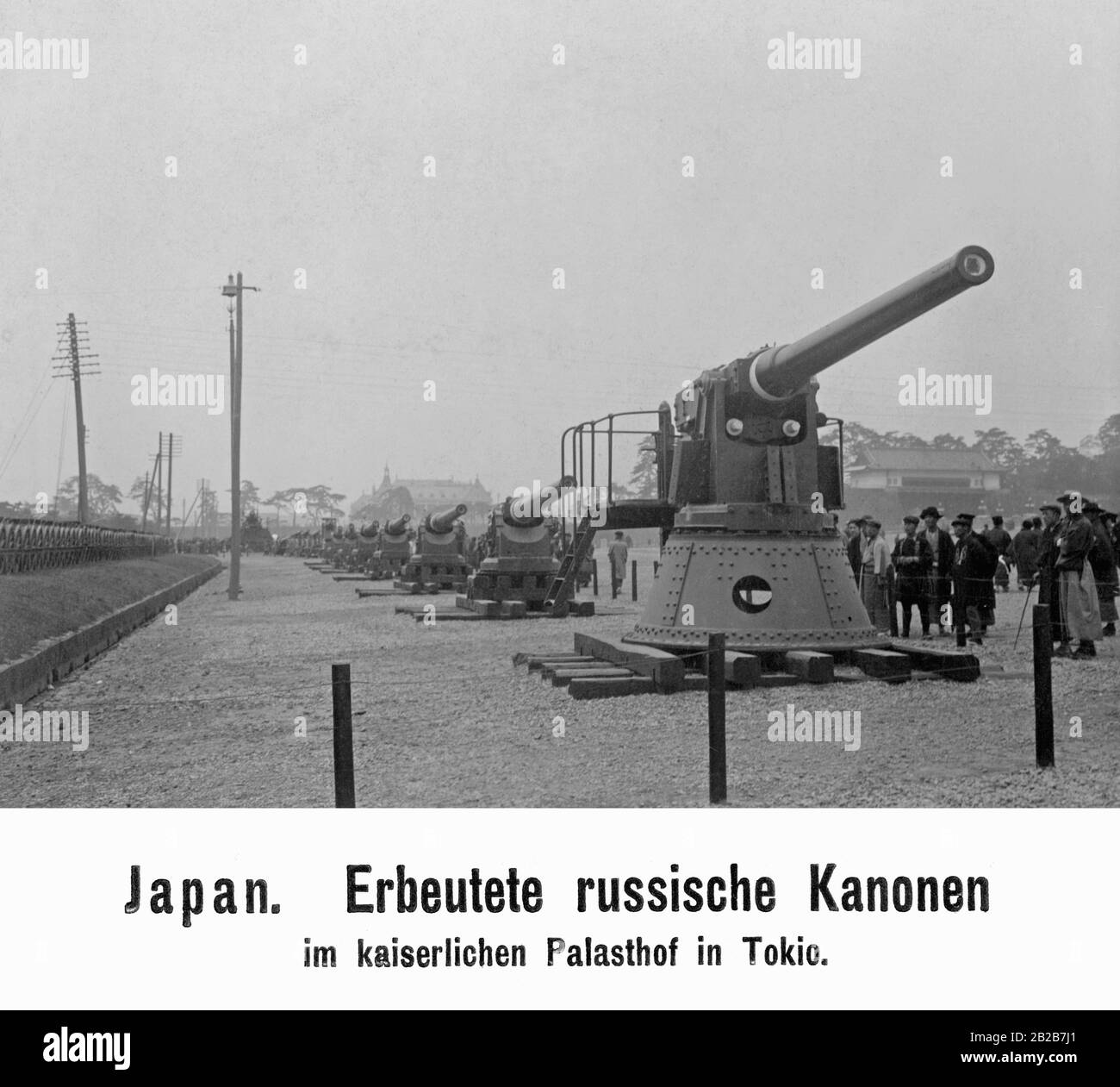 Russische Kanonen im Inneren des königlichen Palastes in Tokio gefangen genommen. Stockfoto