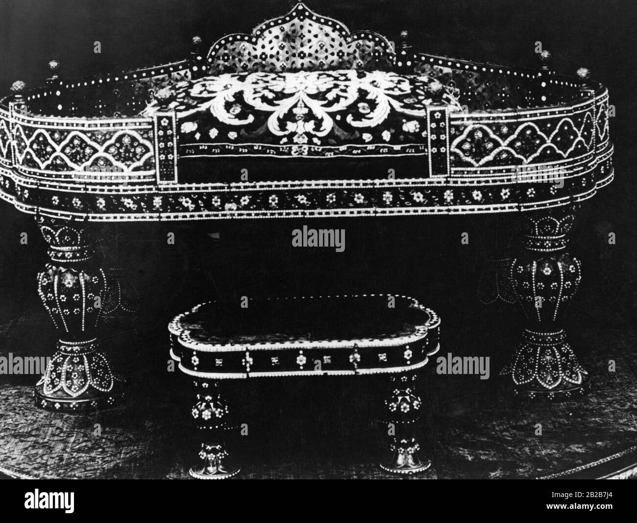 Ein berühmter persischer Thron in Form eines Klaviers, der von den Osmanen in einem der Kriege gegen Persien gestohlen wurde. Es ist jetzt auf einer öffentlichen Ausstellung im Topkapi-Palast in Istanbul zu sehen. Undatiertes Foto. Stockfoto