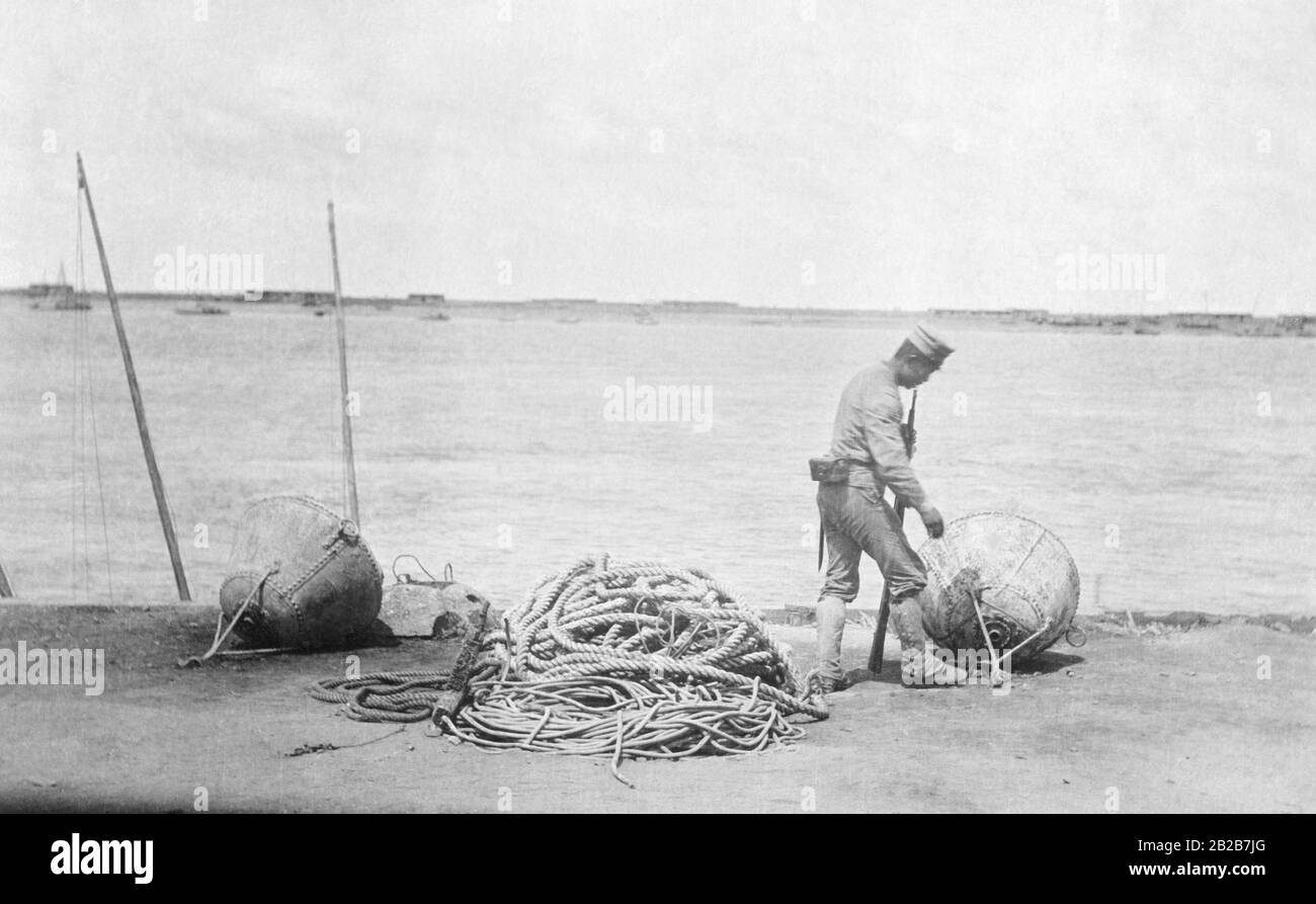 Ein japanischer Soldat beobachtet russische Minen. Stockfoto