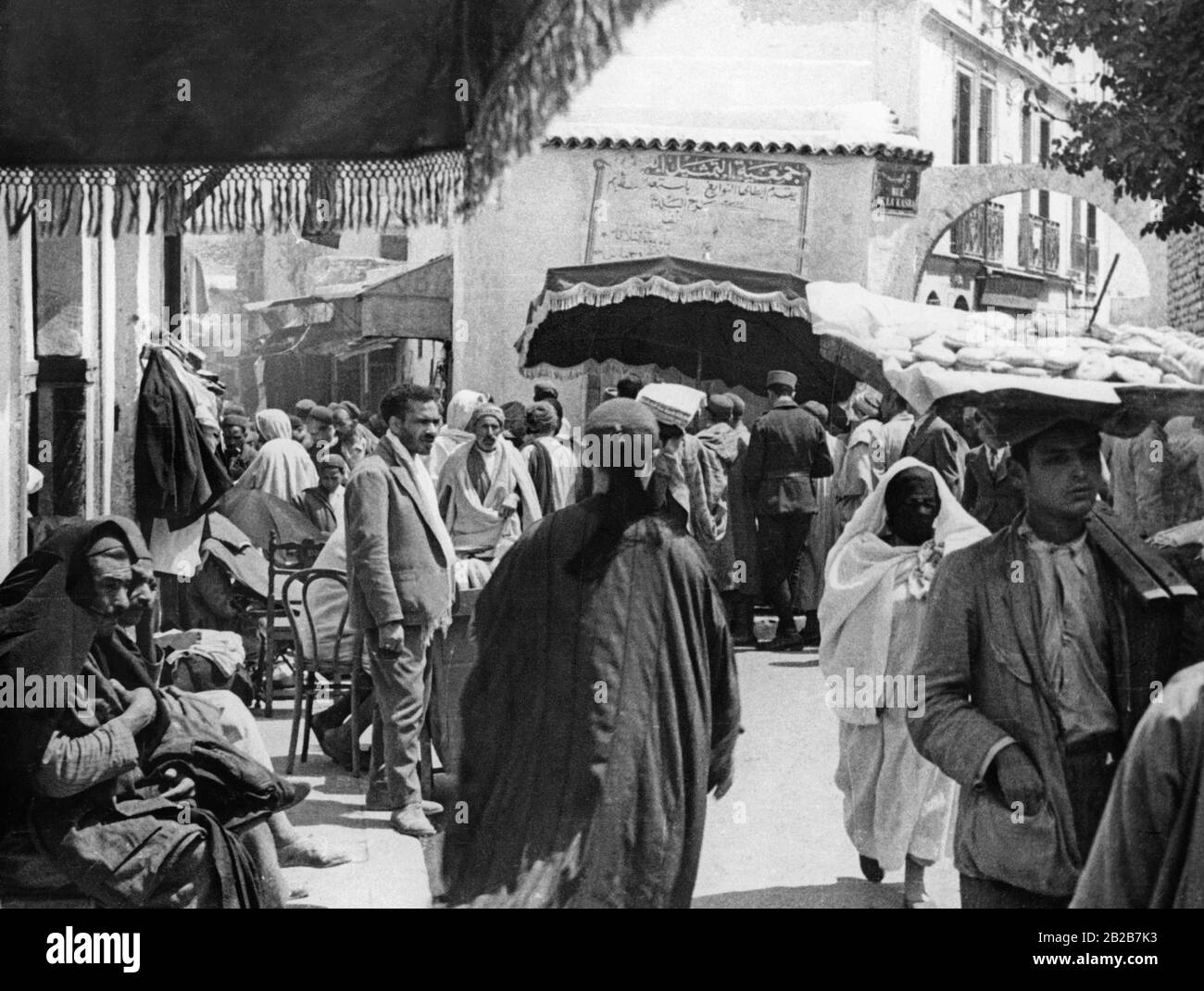 Lokale Händler auf einer belebten Straße in Tunis. Stockfoto