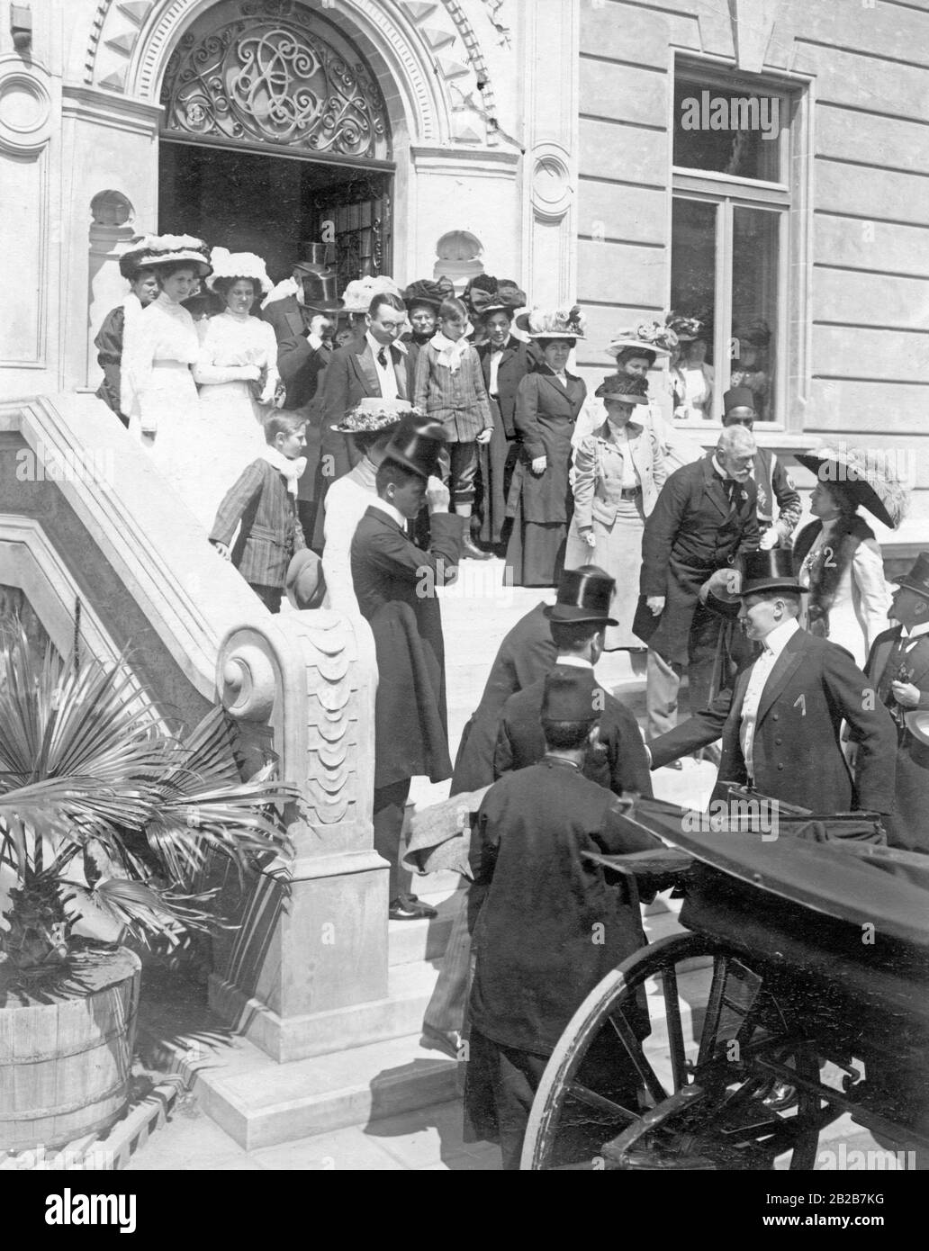 Prinz Eitel Friedrich von Preßburg (1) und seine Frau Herzogin Sophie Charlotte (2) verlassen am Ostersonntag die Deutsche Kirche in Kairo. Stockfoto