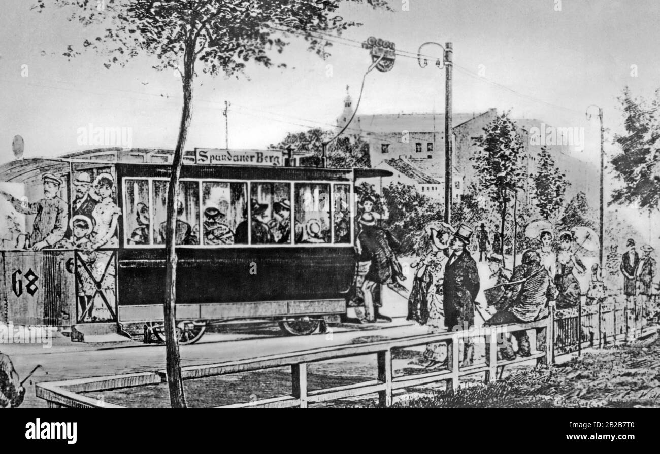 Die erste elektrische Straßenbahn, die über eine Oberleitung mit Strom versorgt wurde, verkehrte zwischen Westend und dem Spandauer Berg. Auf der Straßenbahn-Pkw-Nr 68 der Fahrer warnt Passanten vor der herannahenden Straßenbahn, indem er eine Klingel klingelt. Stockfoto