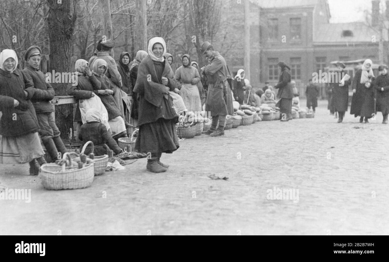 Österreichisch-ungarische Soldaten auf dem Markt von Winica in der Ukraine. Die Ukraine wird von deutschen und österreichischen Soldaten befreit, die versuchen, die Unabhängigkeit der Ukraine im ersten Weltkrieg wiederherzustellen Stockfoto