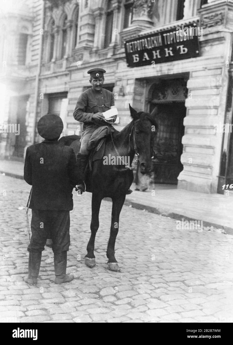 Ein Polizist zu Pferd überprüft die Ausweispapiere eines Kutschers. Stockfoto