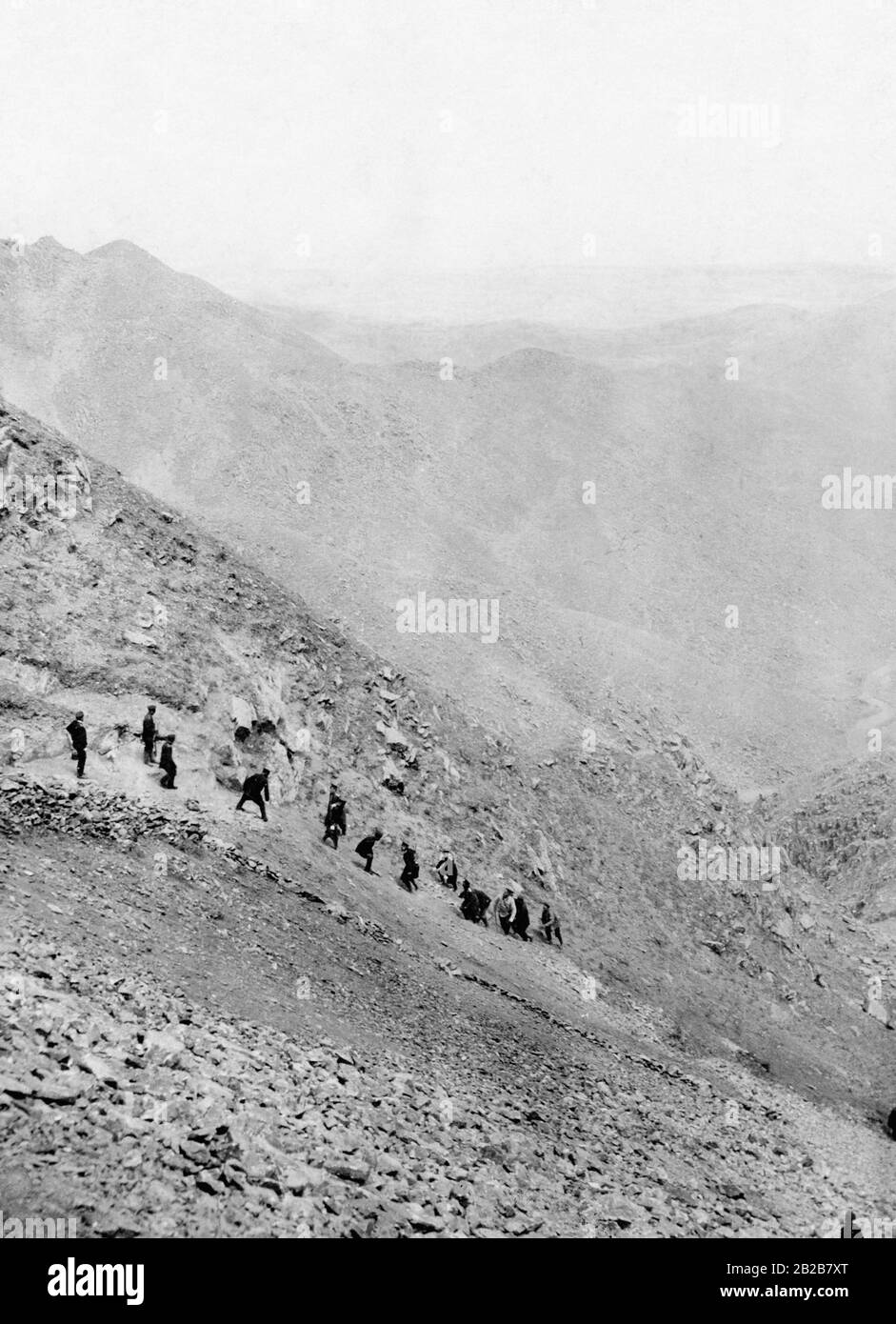Russische Arbeiter bauen eine Straße im Hinterland von Port Arthur, dem heutigen Lüshunkou. Stockfoto