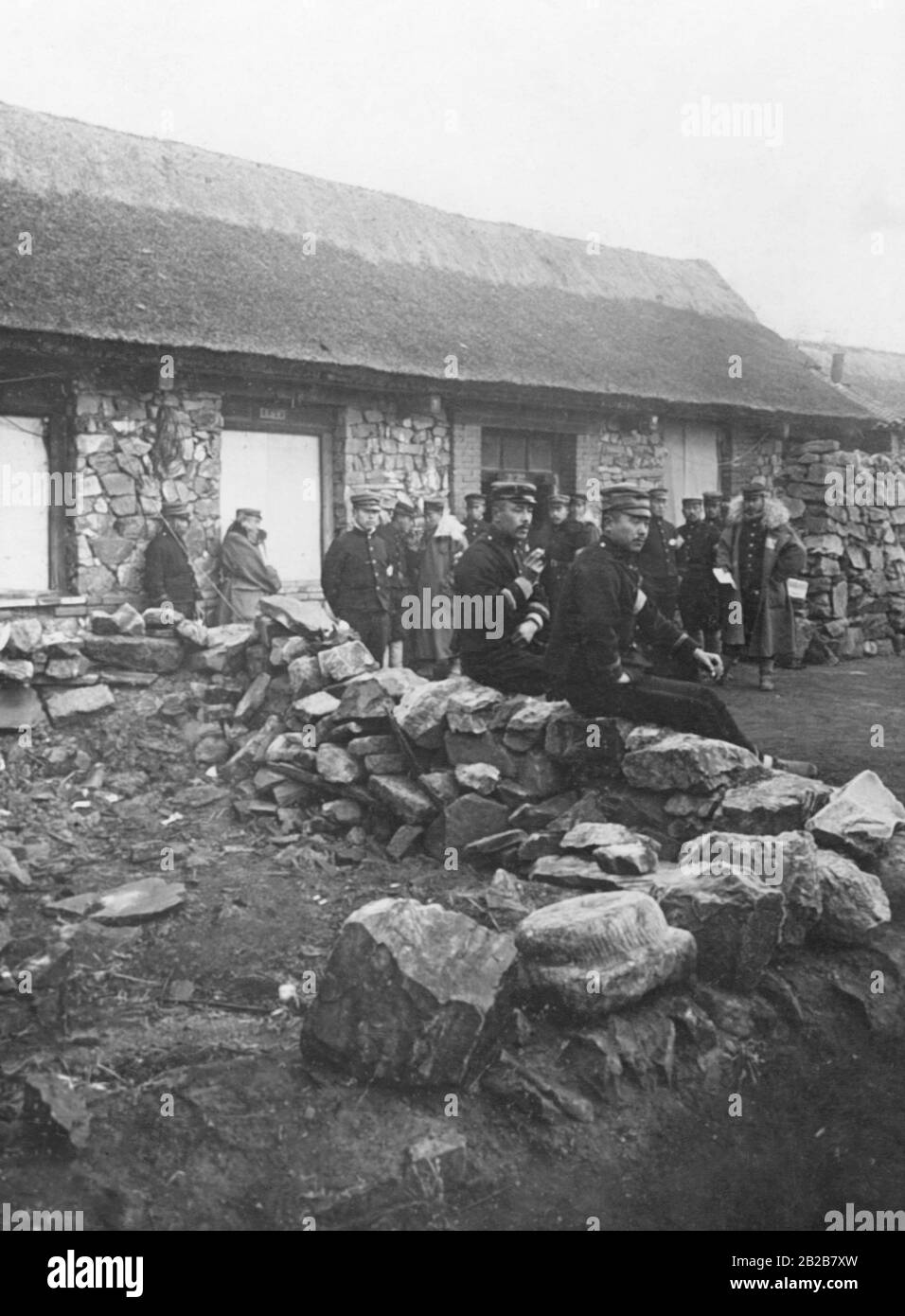 Soldaten vor dem Haus in Port Arthur, dem heutigen Lüshunkou, wo sich General Stoessel und General Nogi trafen, um über die russische Kapitulation zu verhandeln. Stockfoto