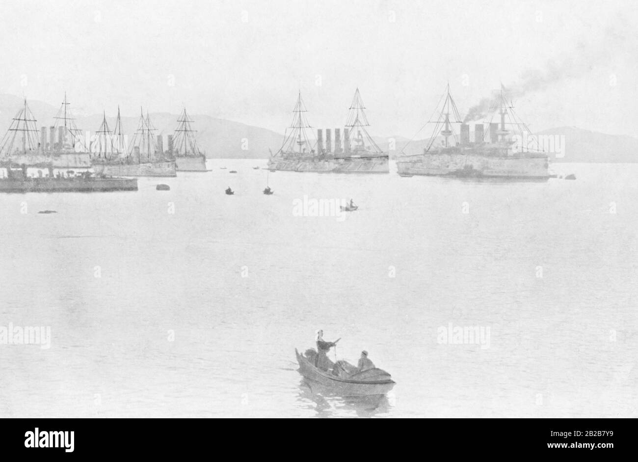 Russische Schlachtschiffe am Hafen von Port Arthur, dem heutigen Lüshunkou. Stockfoto