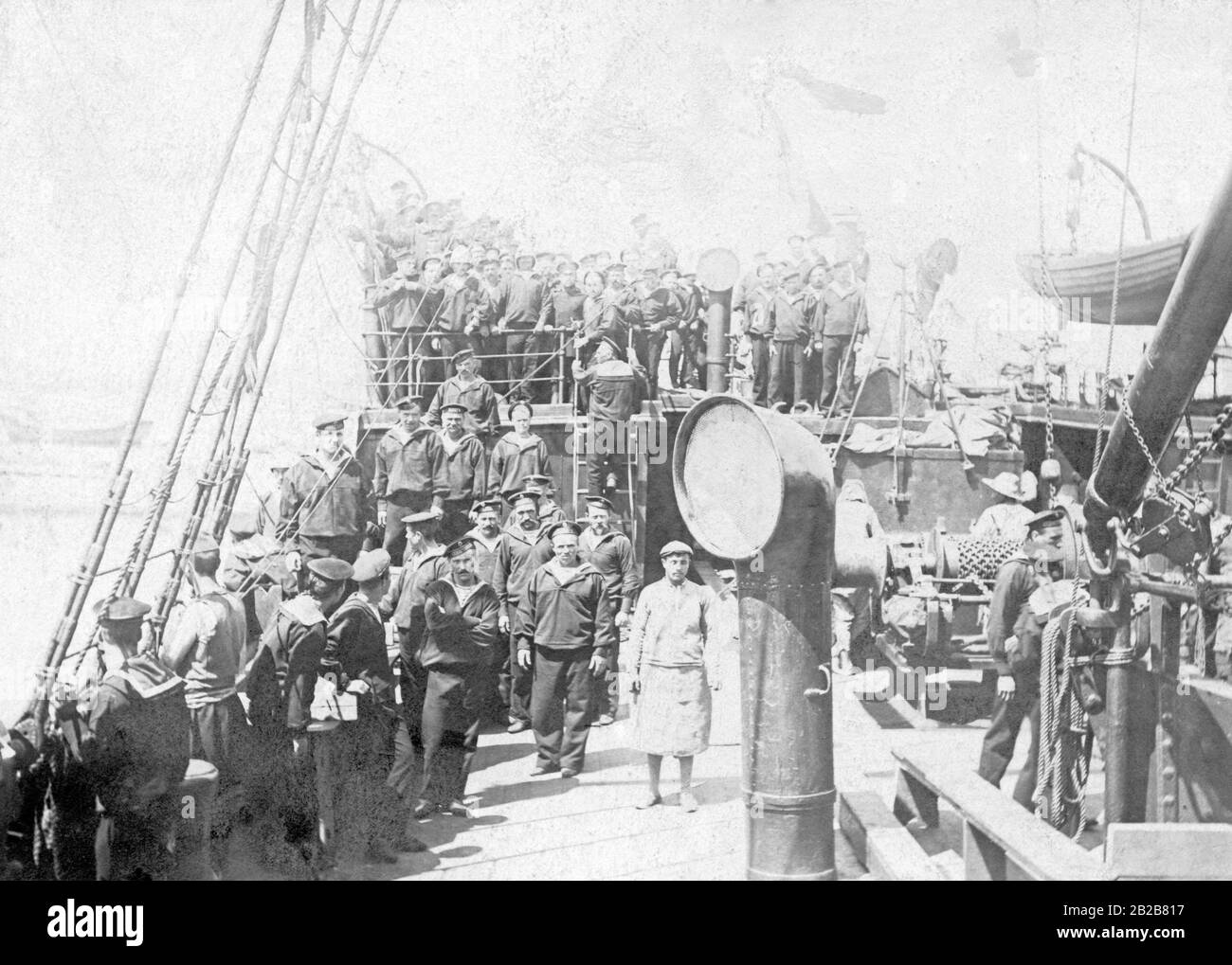 Während des Russisch-Japanischen Krieges: Die Besatzung des russischen Kriegsschiffs "Varyag" in Salonika auf einem französischen Transportschiff vor ihrer Rückkehr nach Odessa. Stockfoto