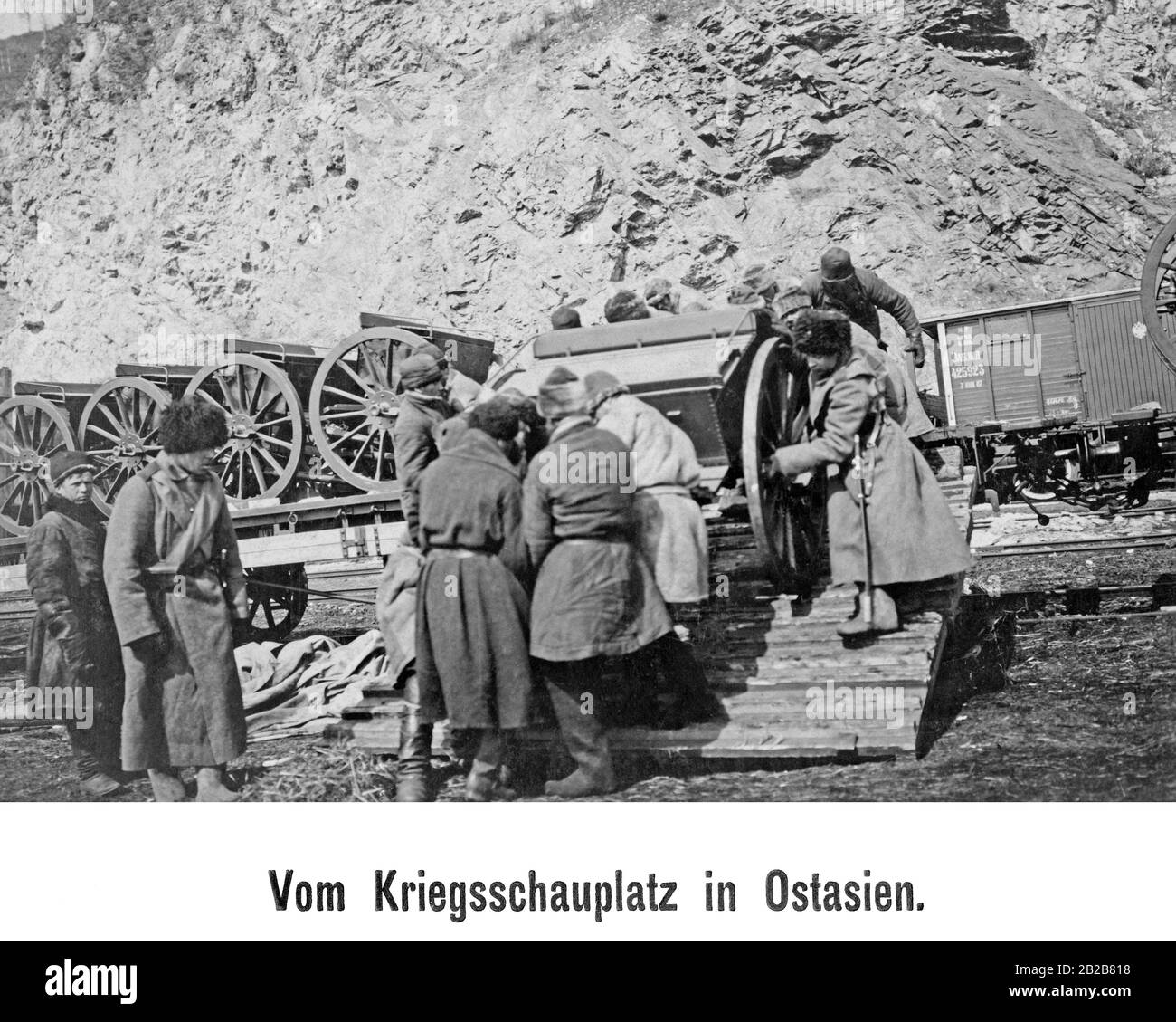 Während des russisch-japanischen Krieges in Ostasien entladen russische Soldaten Karren aus einem Zug. Stockfoto