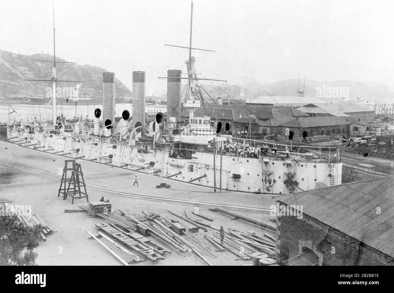 Trockendock mit Schiff in Port Arthur, dem heutigen Lüshunkou. Stockfoto