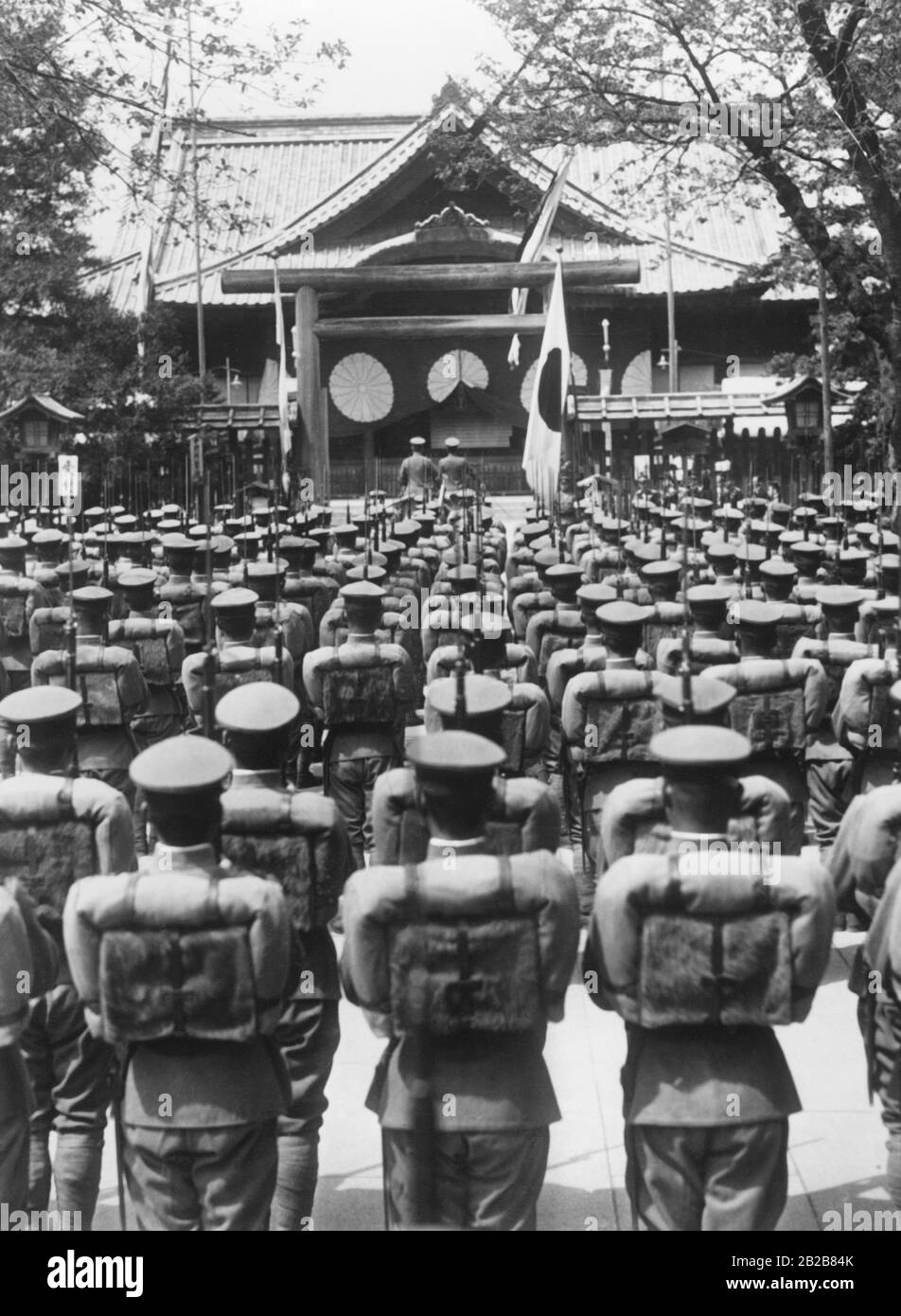 Ein japanisches Infanterieregiment steht im Innenhof des Yasukuni-Schreins in Tokio bei einer Gedenkfeier für ihre gefallenen Kameraden. Stockfoto