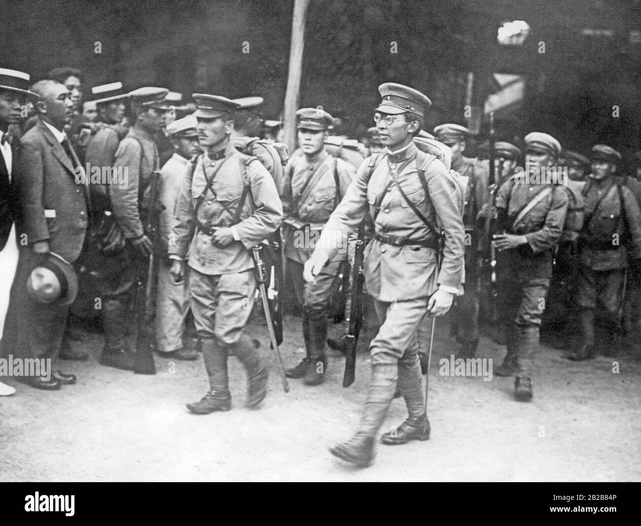 Der japanische Prinz Chichibu auf der Shingawa-Station in Tokio im August 1928, der von einem Manöver des 3rd Infantry Regiment der japanischen Armee in der Nähe von Shizuoke kam. Stockfoto