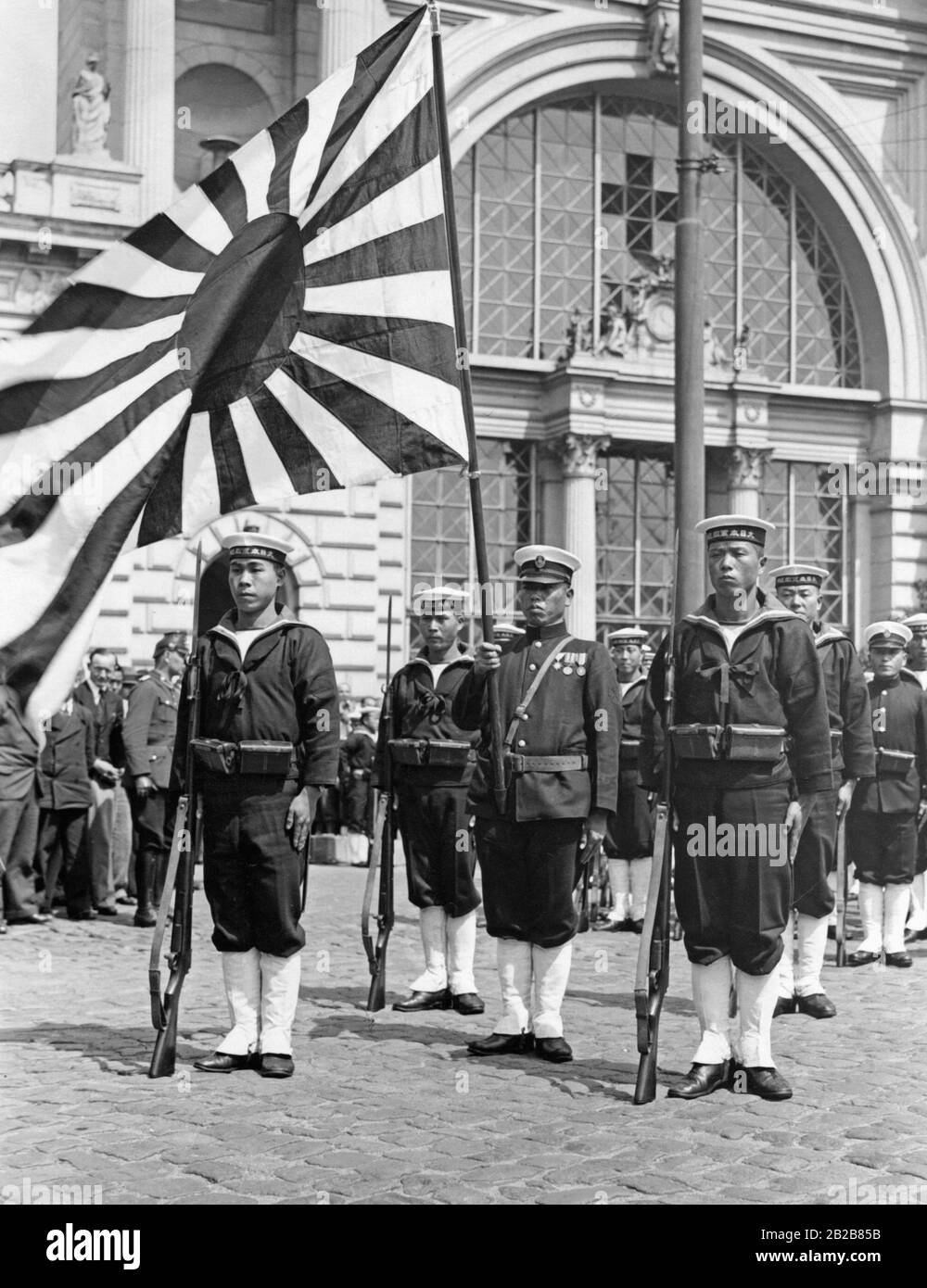 Eine Gruppe von Matrosen des Kreuzers Ashigara der Kaiserlich japanischen Marine hat sich für eine Parade in Berlin aufgereiht. Stockfoto