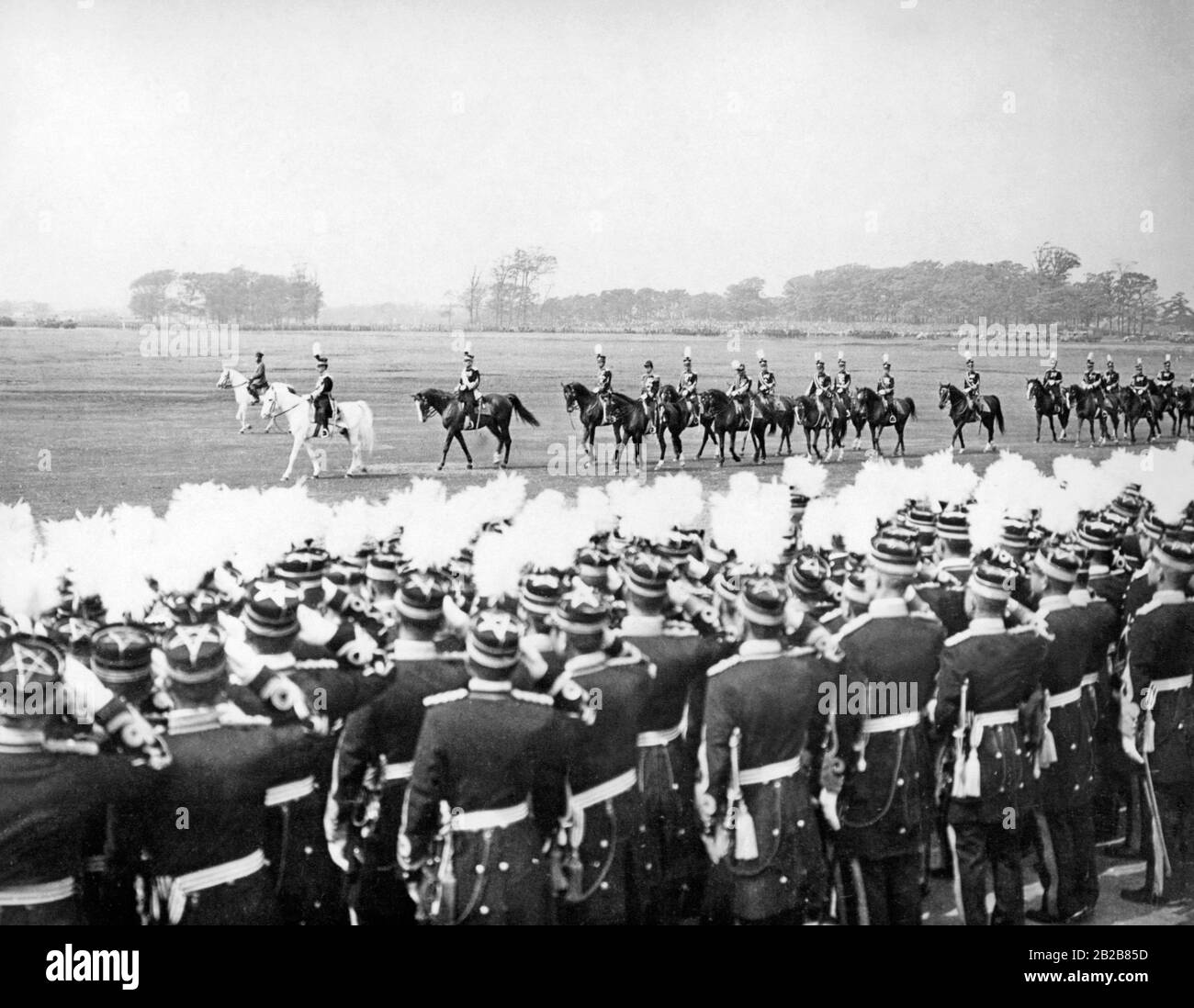 Offiziere fahren im Rahmen einer Militärparade in Japan an aufgereihten Soldaten vorbei. Die Soldaten grüßen. Stockfoto
