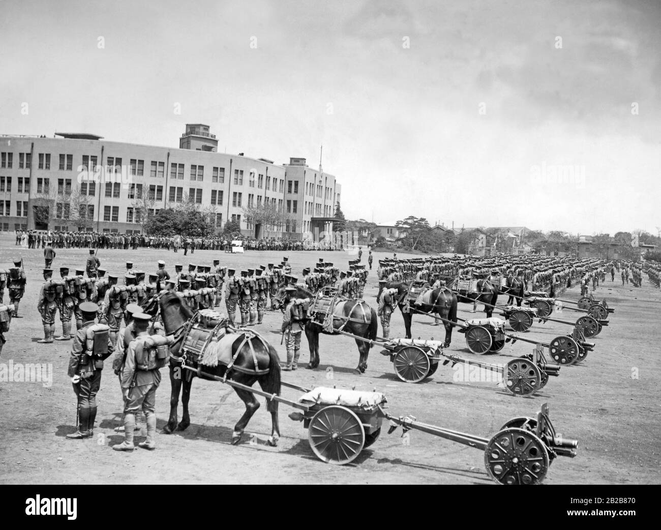 Japanische Antrymen versammelten sich vor ihrem Einsatz in der Mandschurei auf einem Platz. Stockfoto