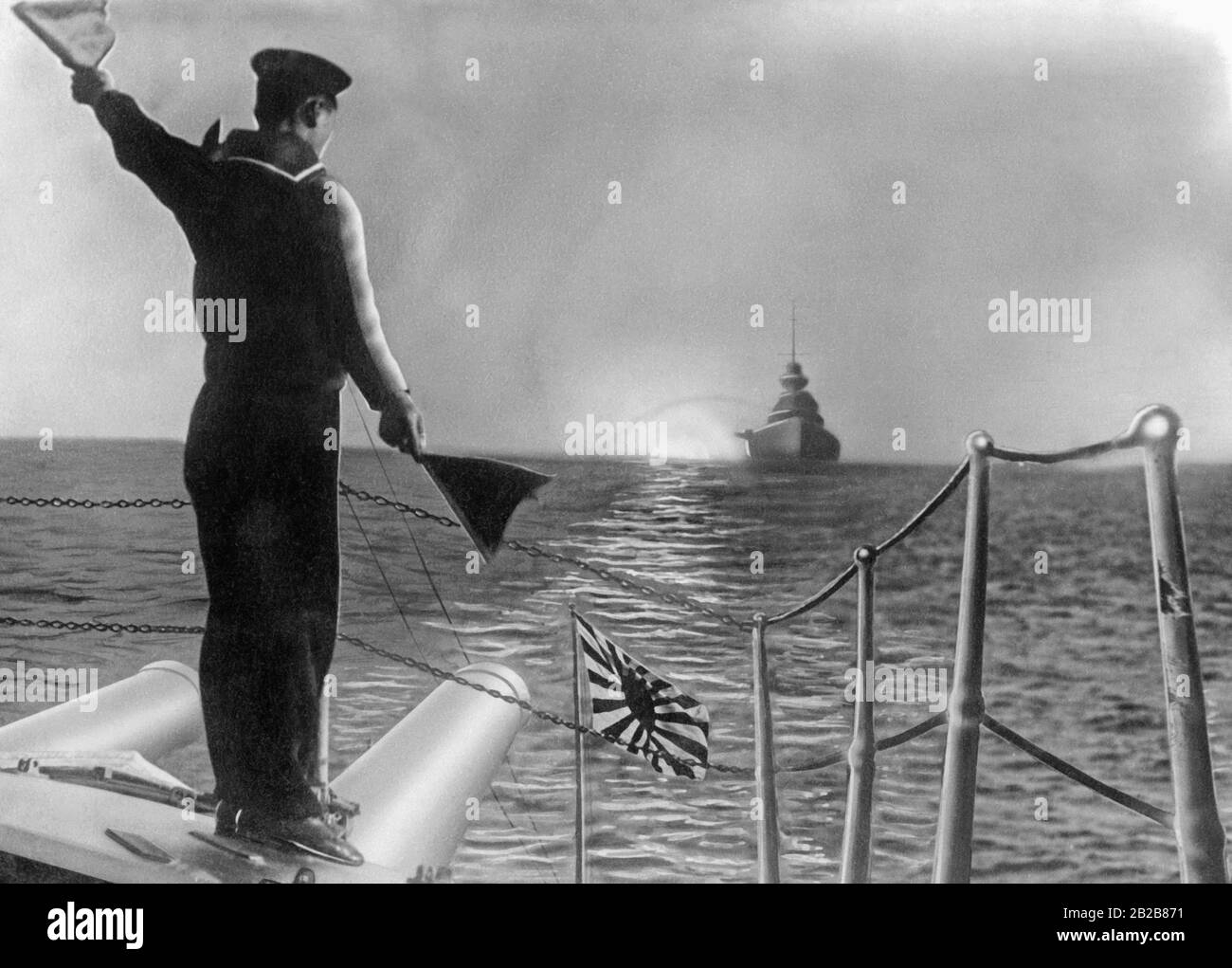 Darstellung eines japanischen Seglers, der auf ein anderes Kriegsschiff mit Flaggen in den Händen signalisiert. Stockfoto