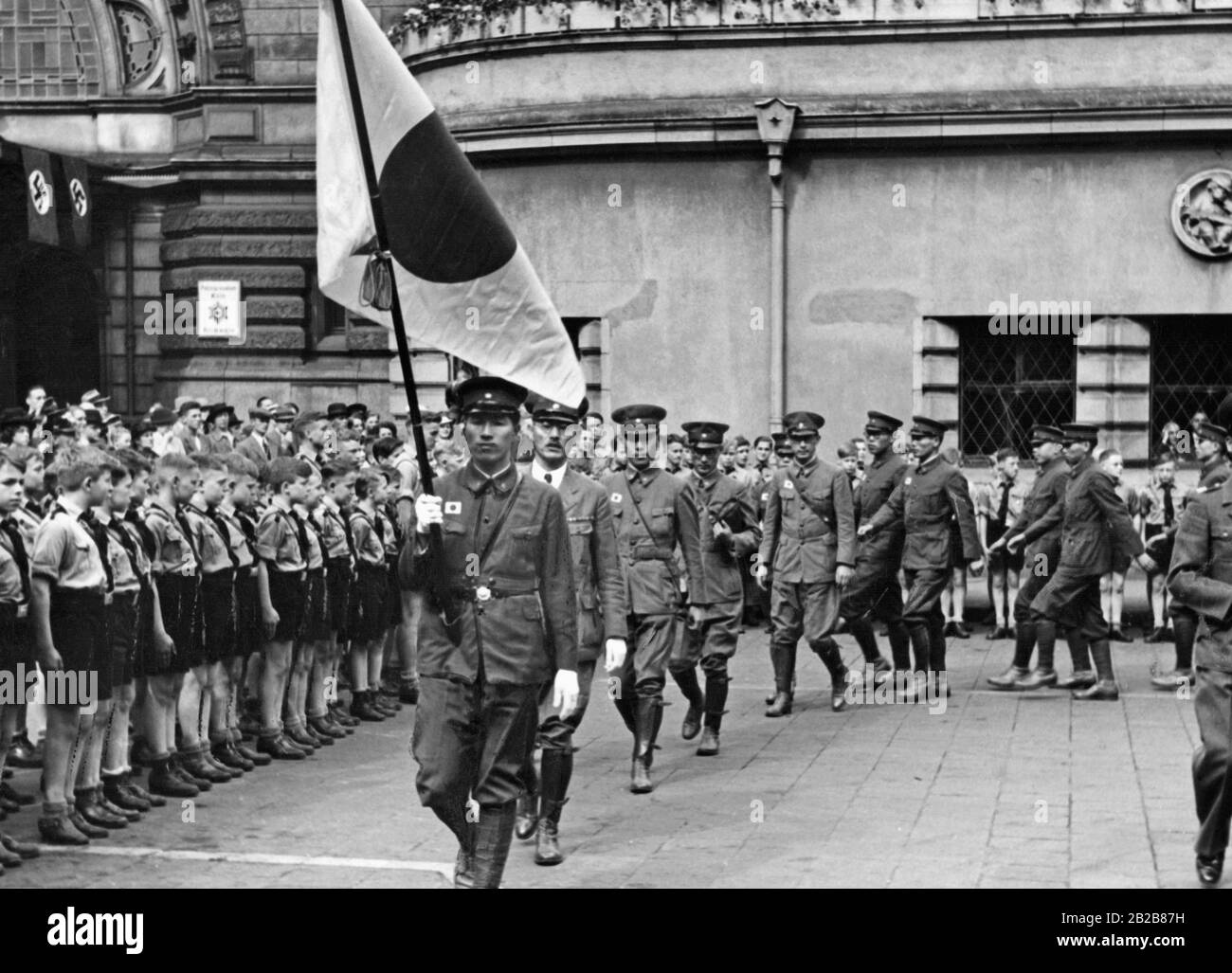 Die Führer einer japanischen Jugendorganisation besuchen Tempelhoferfeld in Berlin. Die Gruppe sieht einen Junker Jun 86. Stockfoto