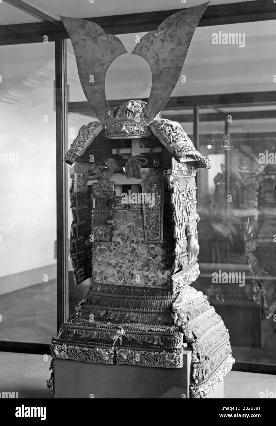 Eine Samurai-Rüstung aus der Kamakura-Zeit im japanischen Nationalmuseum in Tokio. Die Rüstung wurde von Chikujaki Koto hergestellt. Stockfoto