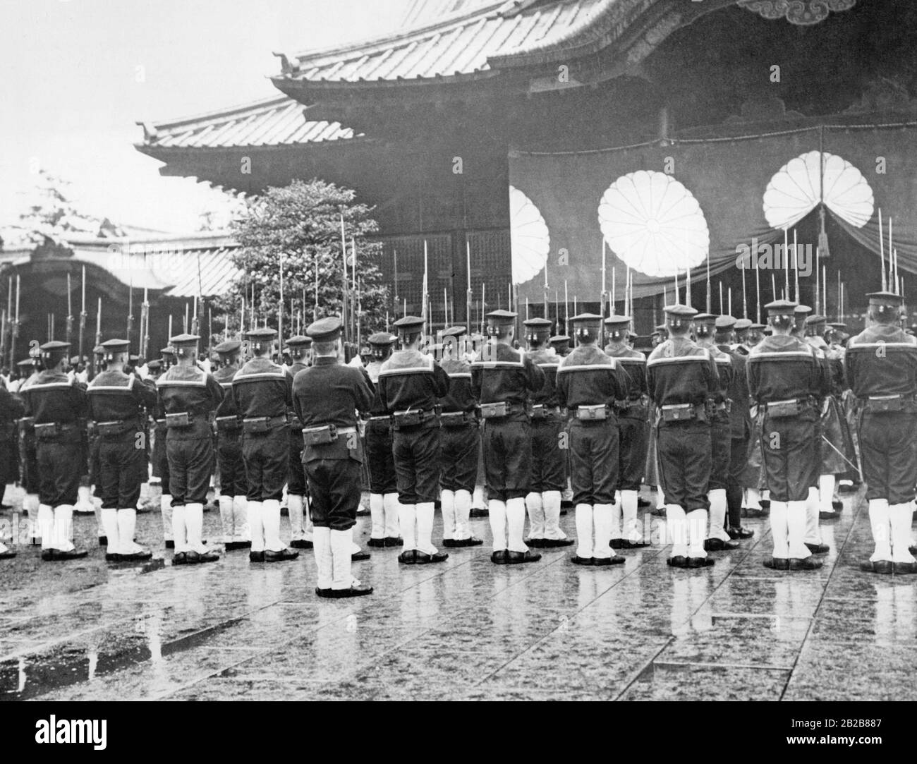 Seeleute der Kaiserlich japanischen Marine reihten sich vor dem Yasukuni-Schrein in Tokio, Japan, zum Gedenken an gefallene Soldaten anlässlich des Erntefestes ein. Stockfoto
