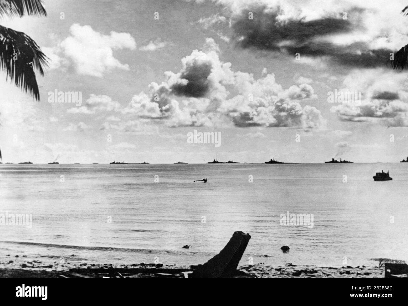 Blick von einer Insel in der Südsee über das Meer. Am Horizont stehen mehrere Schiffe der Kaiserlich japanischen Marine. Dieser Teil der Südsee stand im Rahmen des japanischen Südpazifischen Mandats unter der Kontrolle Japans. (Undatiertes Foto, ca. 1930er Jahre) Stockfoto