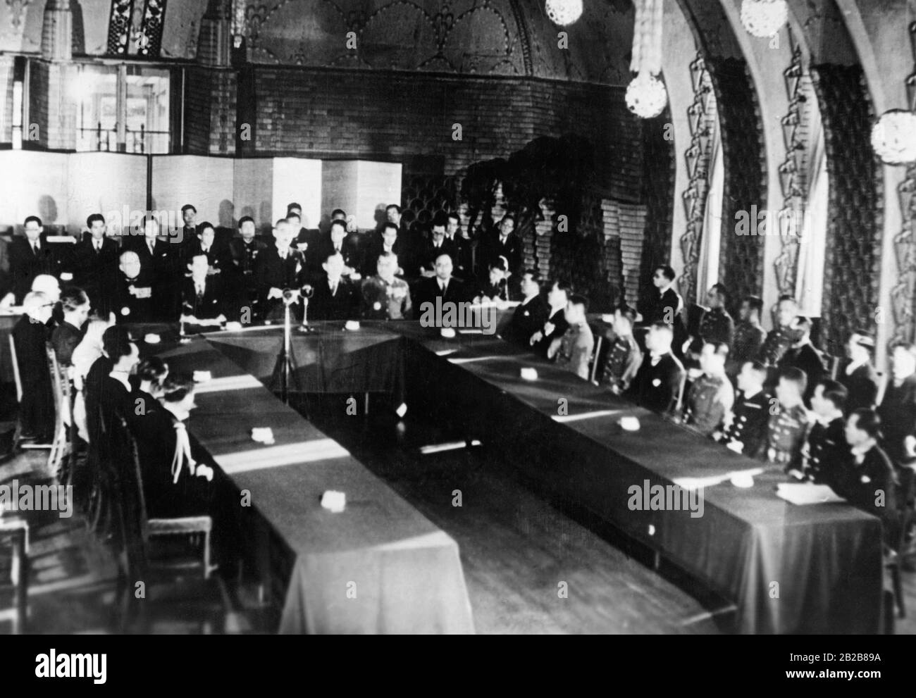 Blick in den Konferenzraum während der Verhandlungen über Grenzstreitigkeiten zwischen Thailand und Französisch-Indochina, dem heutigen Vietnam in Tokio. Die Verhandlungen wurden von dem japanischen Außenminister Matsuoka Yosuke (in der Mitte, hinter dem Mikrofon) geführt. Stockfoto