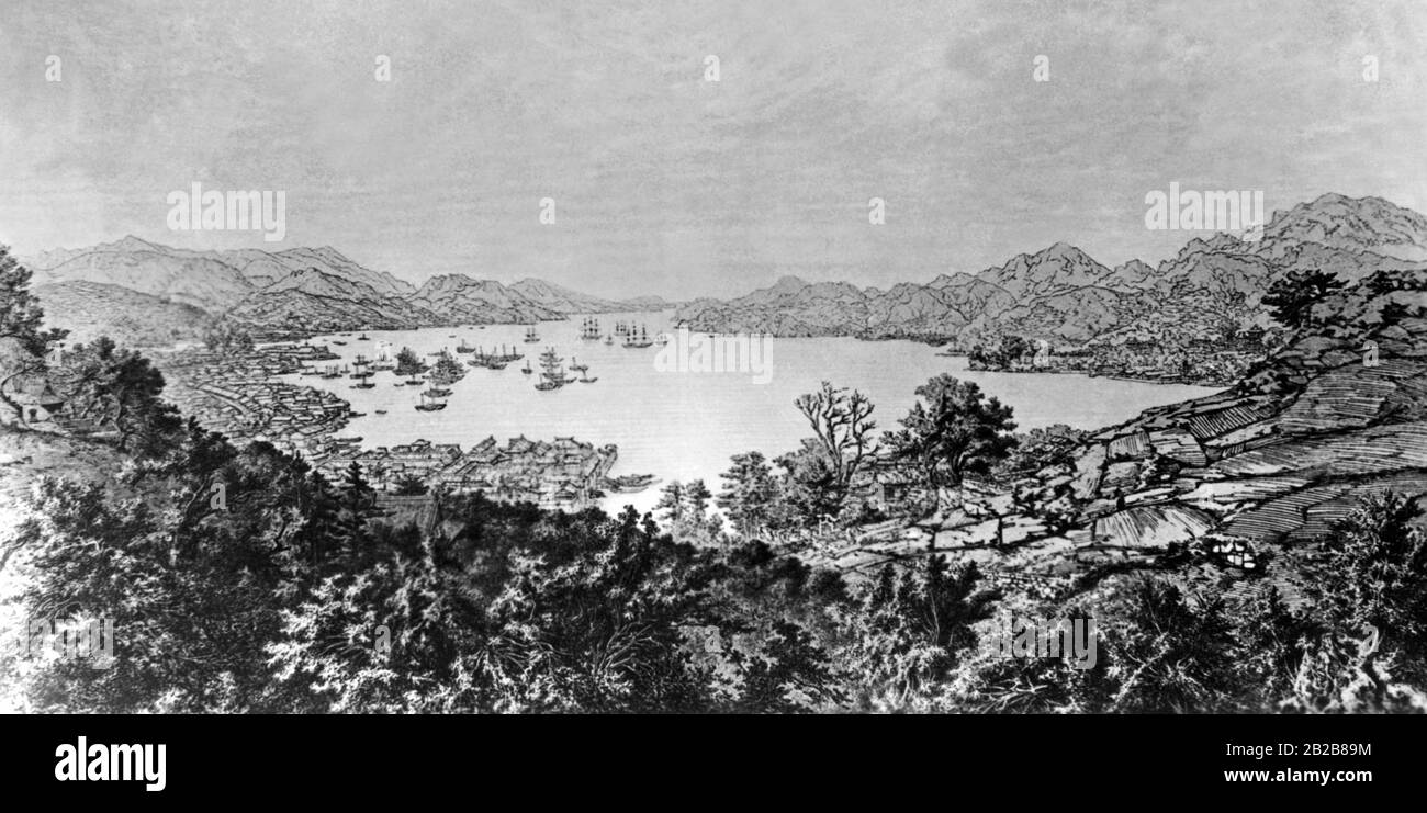 Darstellung der Bucht von Nagasaki in Japan. Viele Schiffe sind vor Anker. Auf der linken Seite die Stadt. (Undatiertes Foto, ca. 1900er) Stockfoto