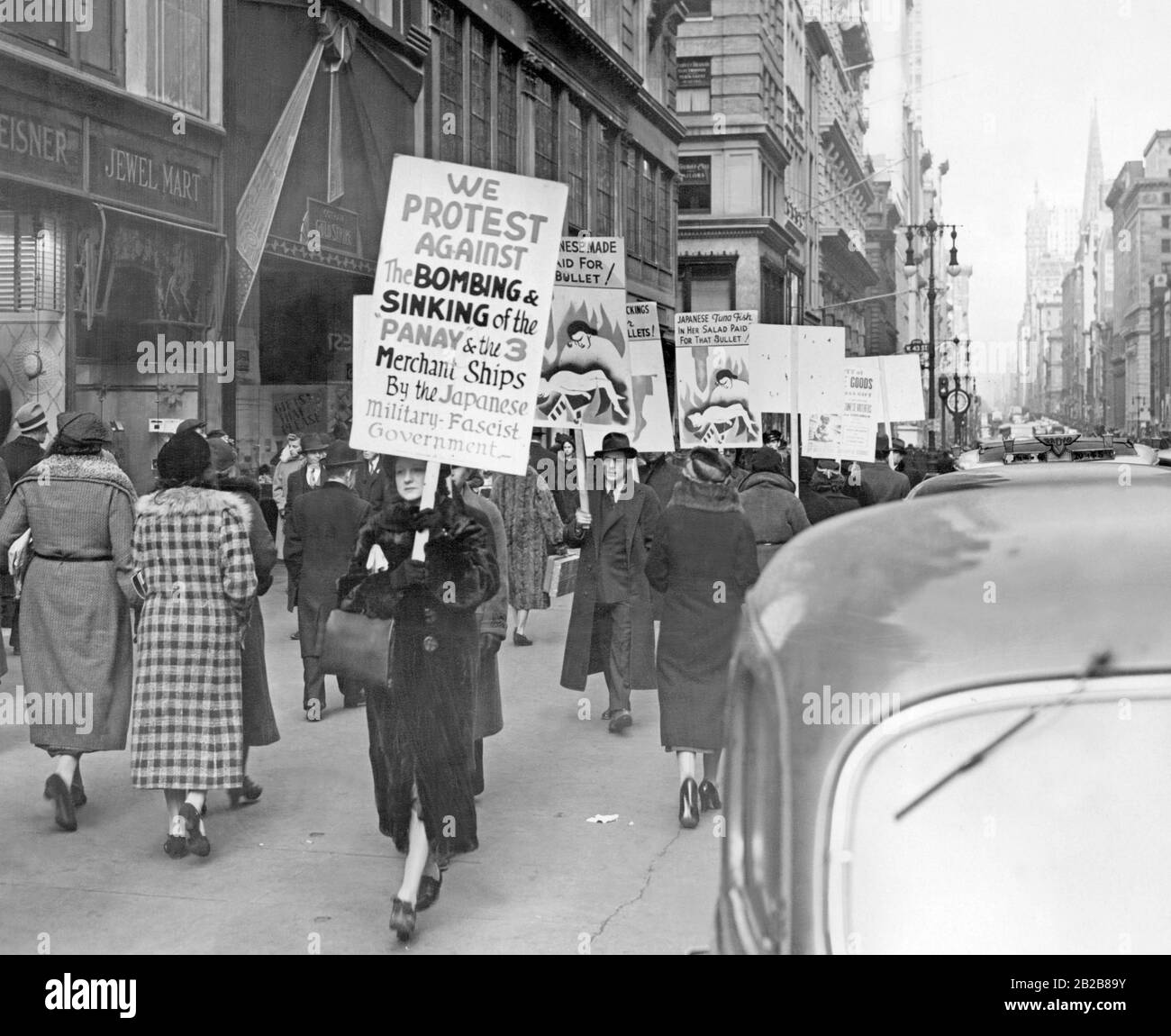 Eine Gruppe demonstriert mit Schildern und Plakaten in New York nach einem japanischen Angriff auf das amerikanische Kanonenboot Panay und einige Handelsschiffe. Stockfoto
